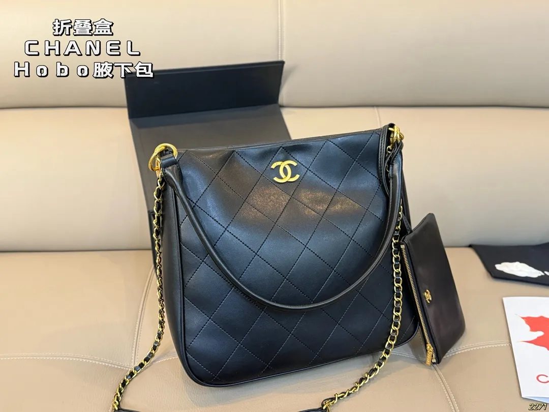 &yen;150折叠盒 香奈儿CHANEL Hobo腋下包 这款觉得手拎就很好看 配休闲装很酷啊！ 实物很漂亮 质感超级棒 尺寸：32 29