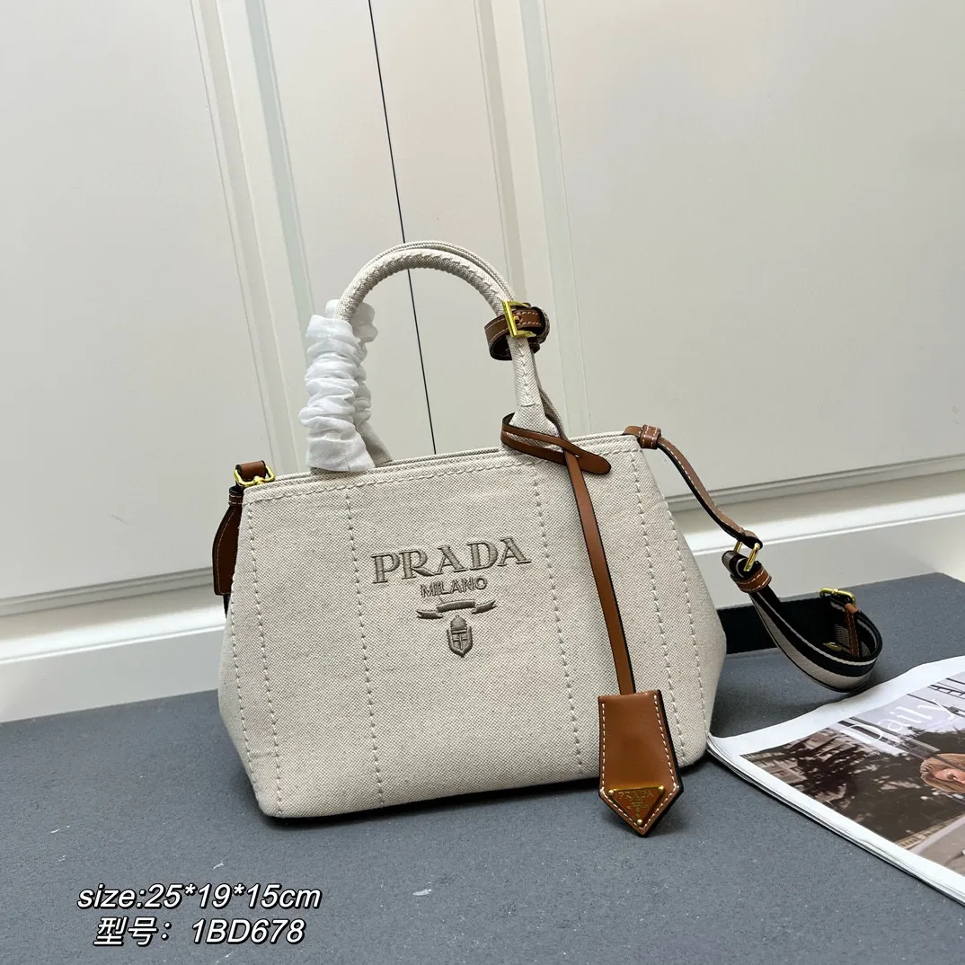 💰200包邮‼️ 新品首发*+2025summer新品亚麻混纺配皮托特包 小号 优雅时尚夏日度假风情托特包 采用亚麻混纺面料精心打造 配以牛皮双腕带 正面标志性字母徽标压花 超实用的托特包造型 配有可拆卸皮革钥匙环 简约精致内里容量超大超好用 简直是太棒了 .时尚潮人新宠 完美细节媲美砖柜超级棒5炎评价 size:25*19*15cm 型号：1BD678