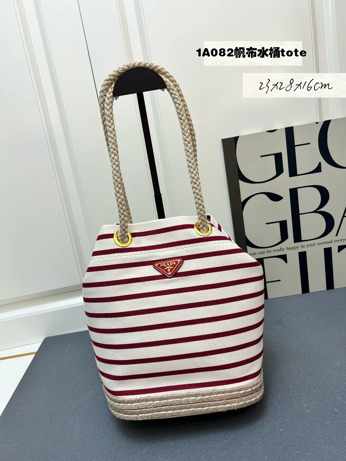 💰210包邮‼️ 🎉新款水桶包🎉1A082走秀款 这款Re-Nylon 手袋的設計采用尼龙面料和小牛皮。獨特的組合添上迷人點綴。滑動式繩索手挽凸顯這款手袋的靈活百搭,方便手提或肩背/斜跨,顶级五金。容量空间大,非常休闲时尚,又是一款永久不过时爆款,宝宝们,赶紧入手吧🎉🎉 长23.5x高28x底16.5cm