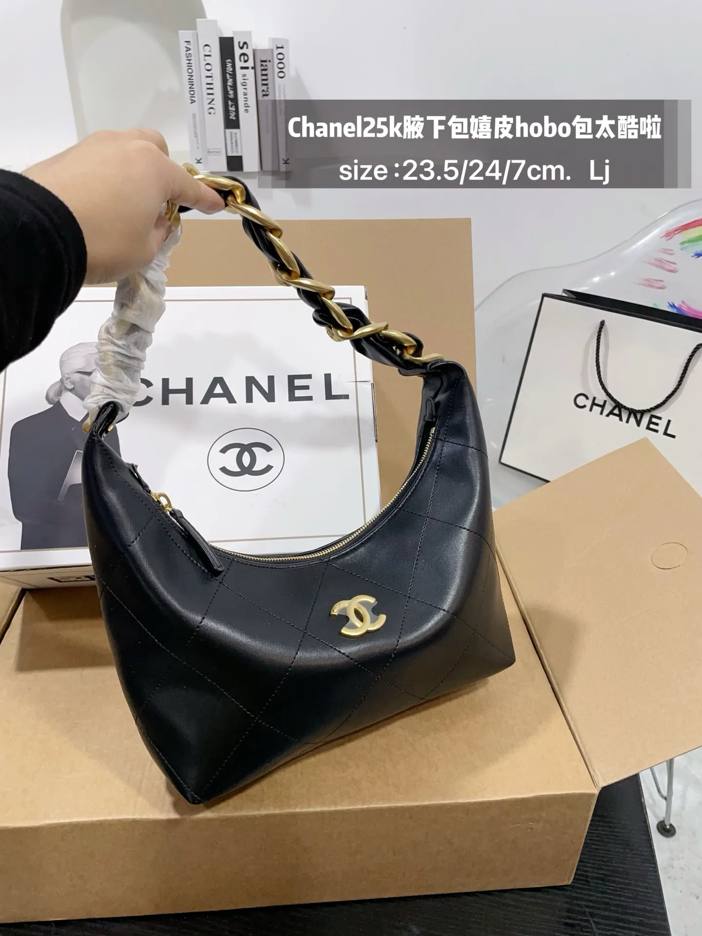 👑💰170免税店包装 Chanel25k腋下包嬉皮hobo包太酷啦25k嬉皮hobo包经典大菱格，大粗链条沉甸甸的金链条很有分量感 表面做旧效果，很有Vintage中古感； 包身柔软容量非常大，好看又能装的hobo谁能拒 绝 上身随性又潇洒~ 尺寸，23.5/24/7cm