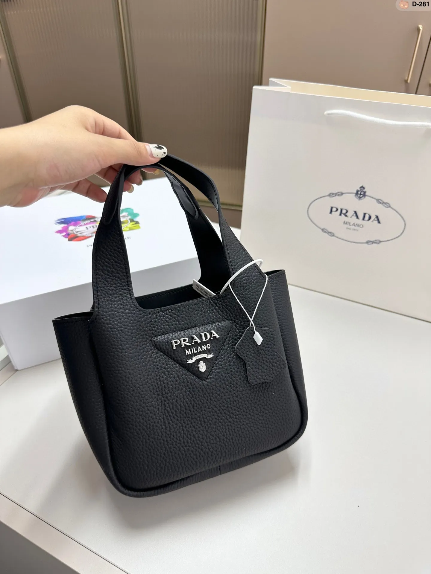 💰p180 普拉达爆款 网红同款 菜篮子 Prada 购物袋牛皮 D-281尺寸18.8.16 折叠盒