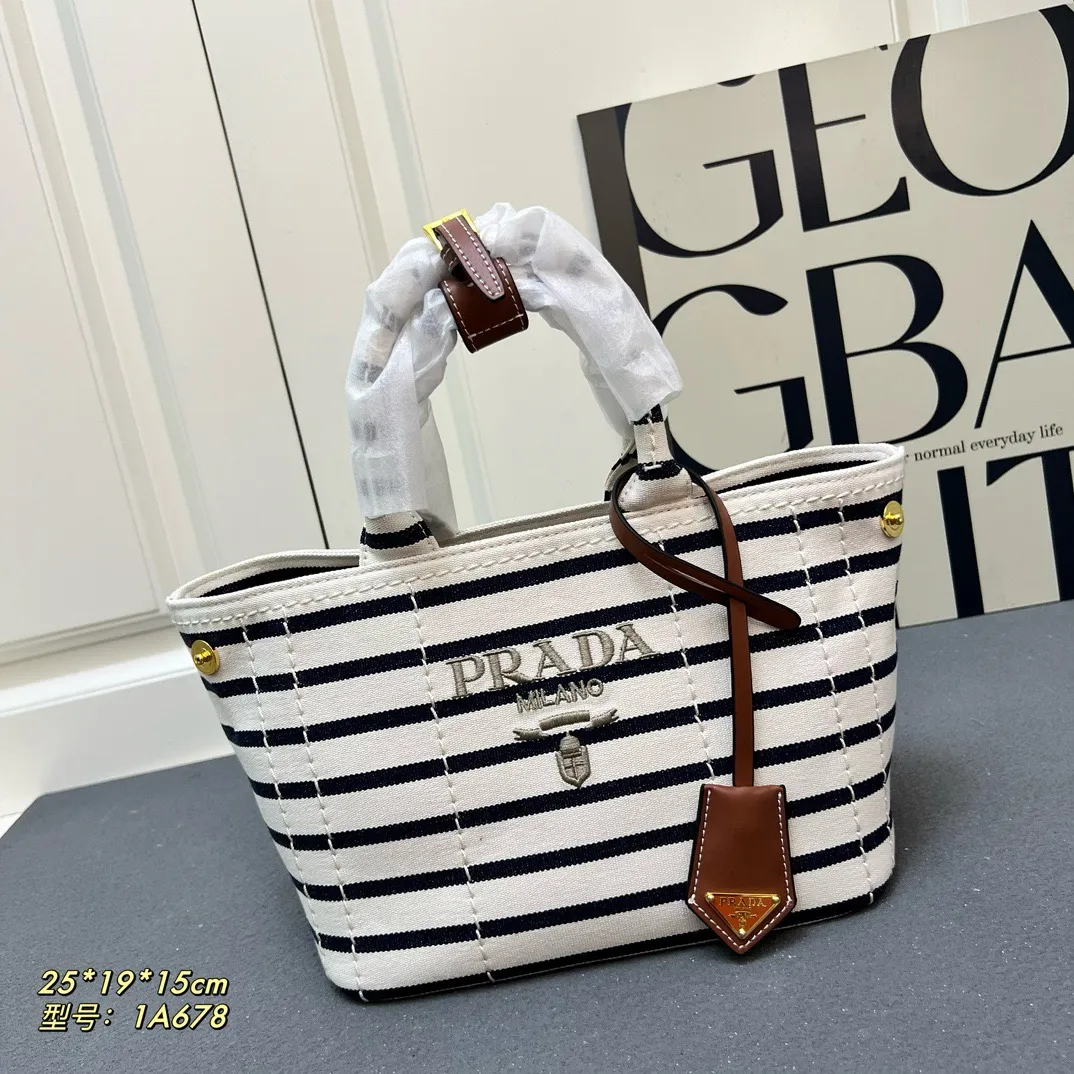 💰200包邮❗ 2025summer新品亚麻混纺配皮托特包小号 优雅时尚夏日度假风情托特包 采用亚麻混纺面料精心打造 配以牛皮双腕带 正面标志性字母徽标压花 超实用的托特包造型 配有可拆卸皮革钥匙环 简约精致内里容量超大超好用 简直是太棒了 .时尚潮人新宠 完美细节媲美砖柜超级棒5炎评价 size:25*19*15cm 型号：1A678