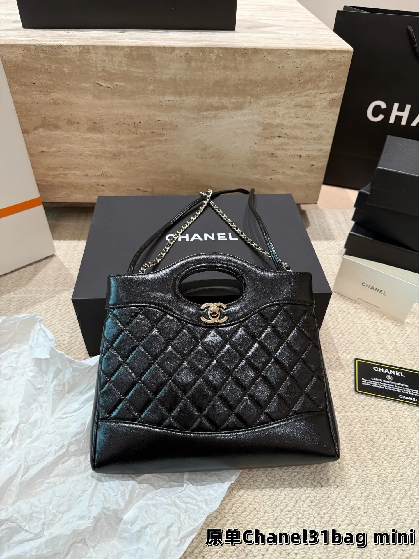 P160 香奈儿 Chanel 31bag mini 这种独具设计感的经典款很难见到的哇~ 这种颜值的美包简直是遇到了就必背的存在 相比较以前的中古来说~新款的设计更具流畅~更具优雅格调 全套包装 尺寸23.19