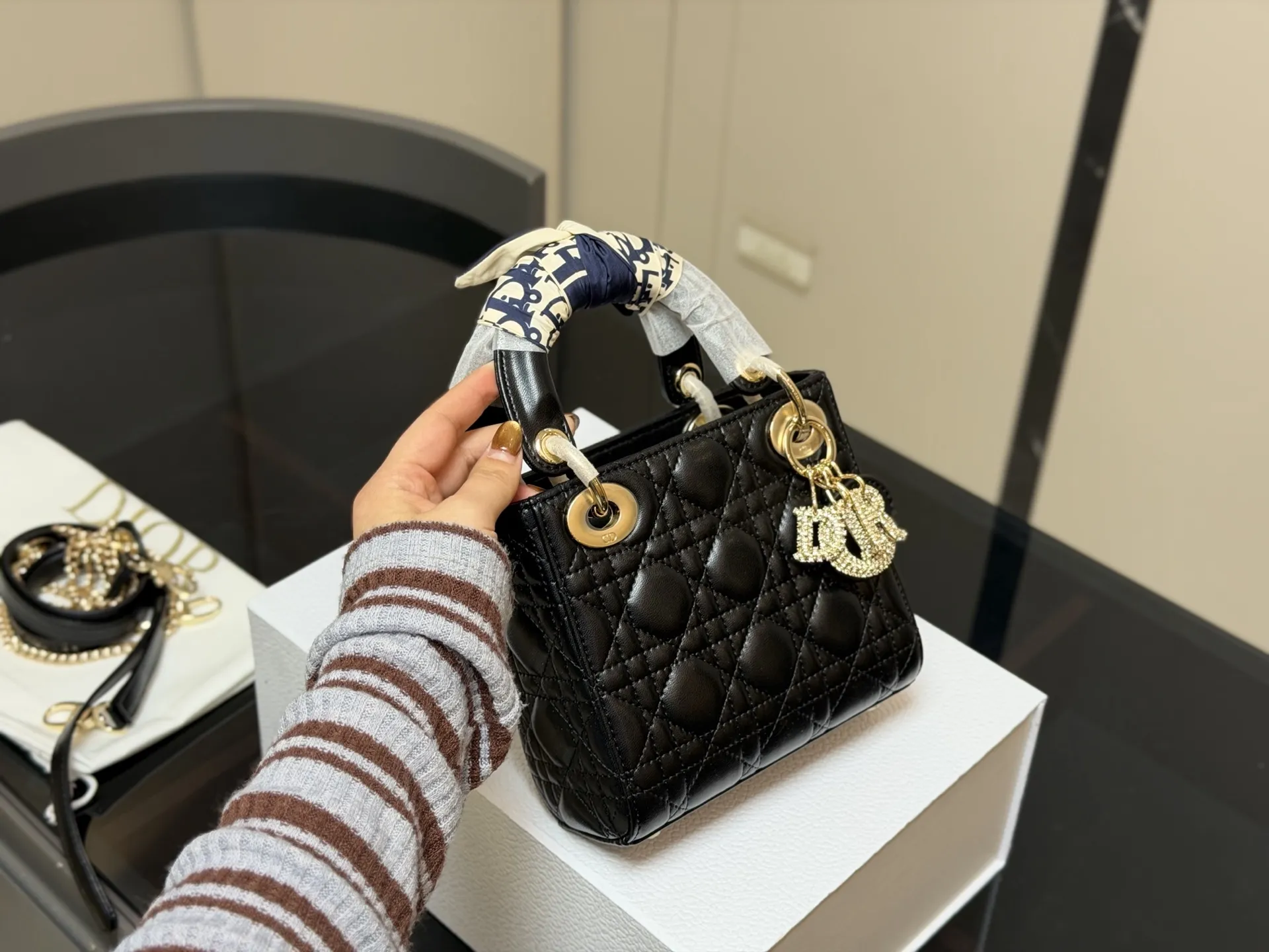 &yen;205 配折叠盒 尺寸:17*13cm 高品版.升级出货 ✅ 迪奥 戴妃羊皮 每个颜色真的太好看啦 是不是都需要它！