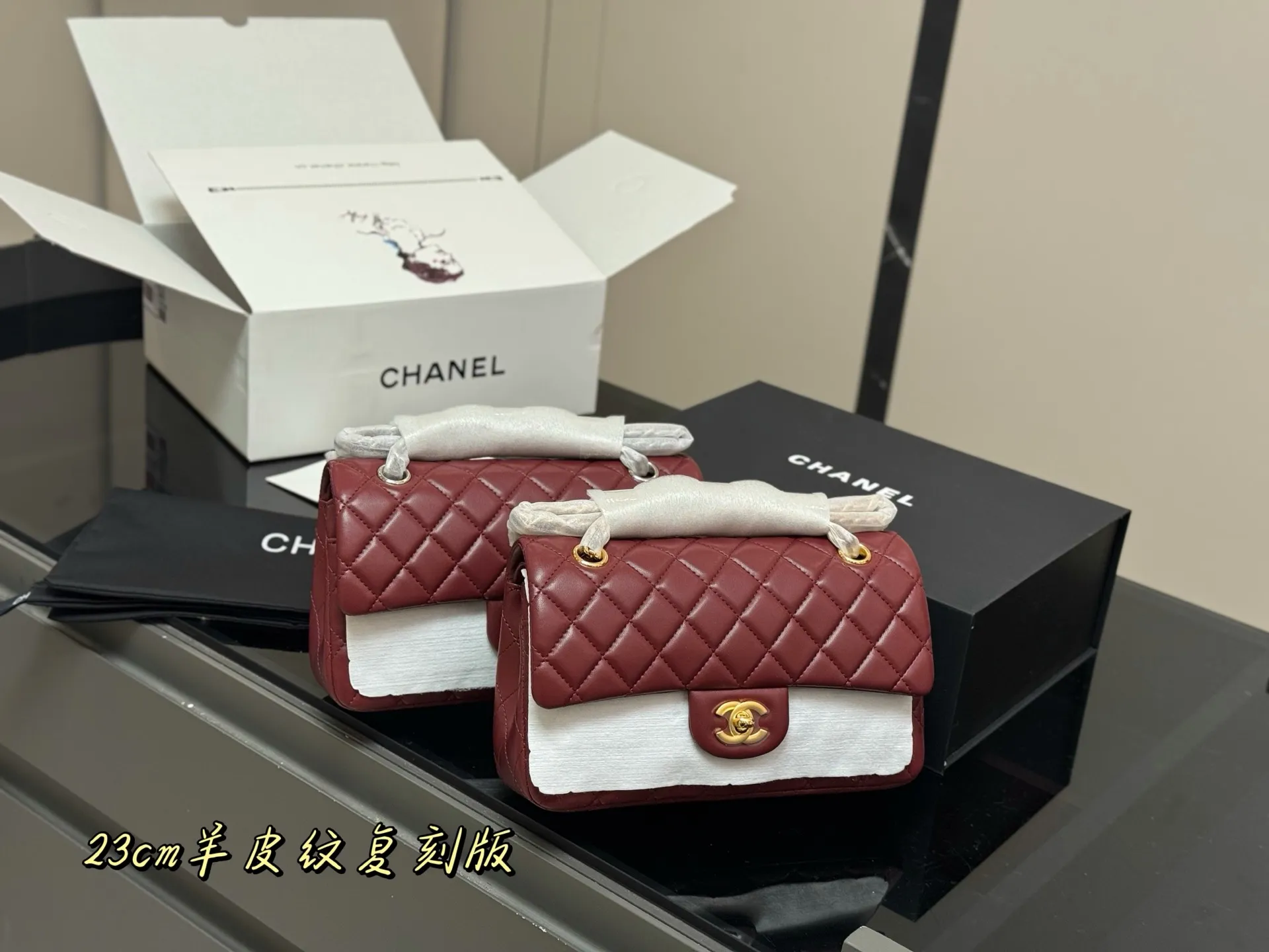 ¥185 配折叠盒飞机盒 size:23cm 香奈儿 cf我们一直很用心在做 秒杀其他市面上的货 顶级原单鱼子酱 很舒服的一种! 不管您是谁 稳稳hold住哦✔️✔ 四季必备单品!