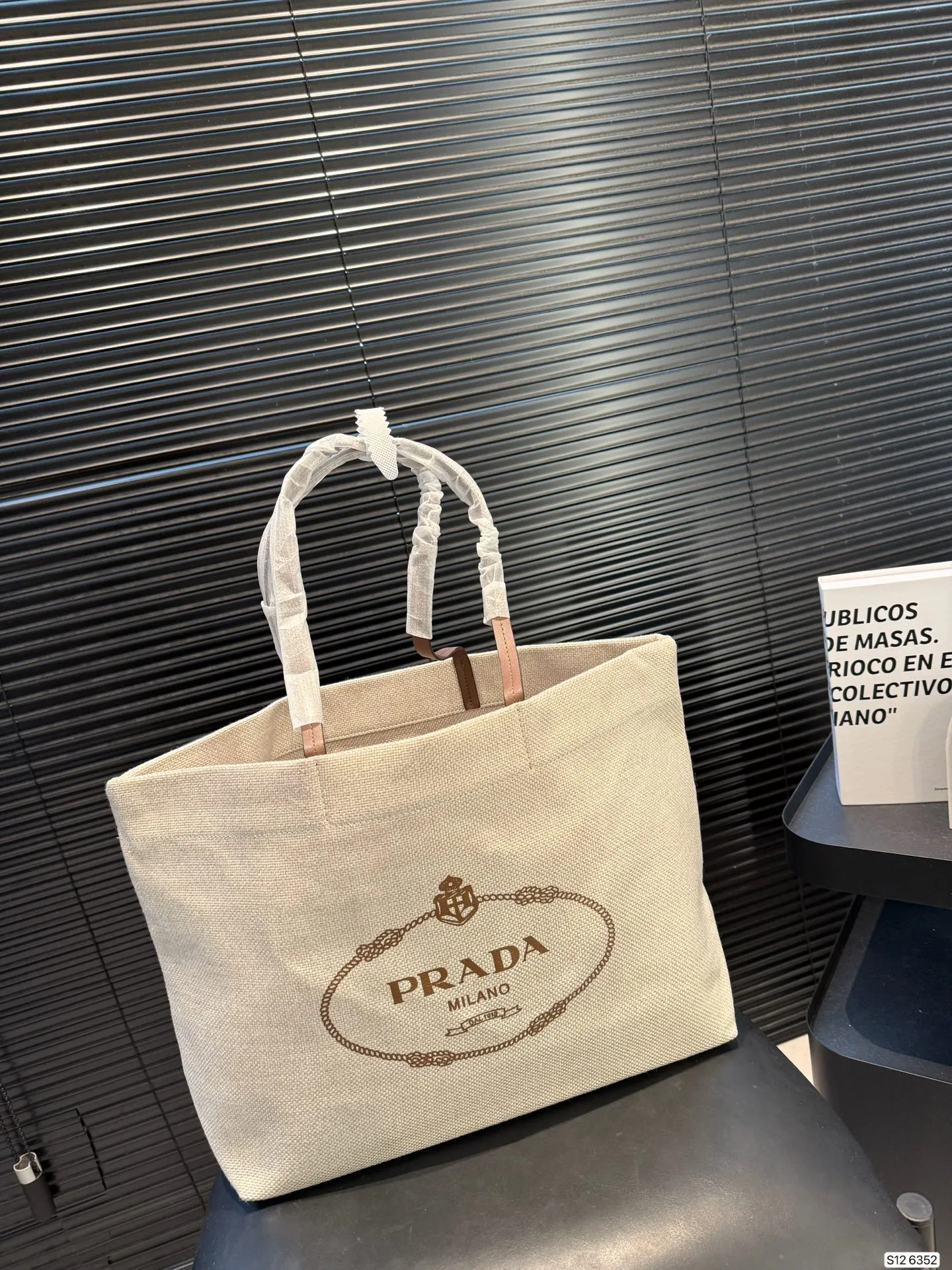 P110 Prada普拉达牛仔托特包 容量充裕，搭配便捷的大开口 质感柔软的面料勾勒出时尚简约之美 尺寸38 30 货号6352