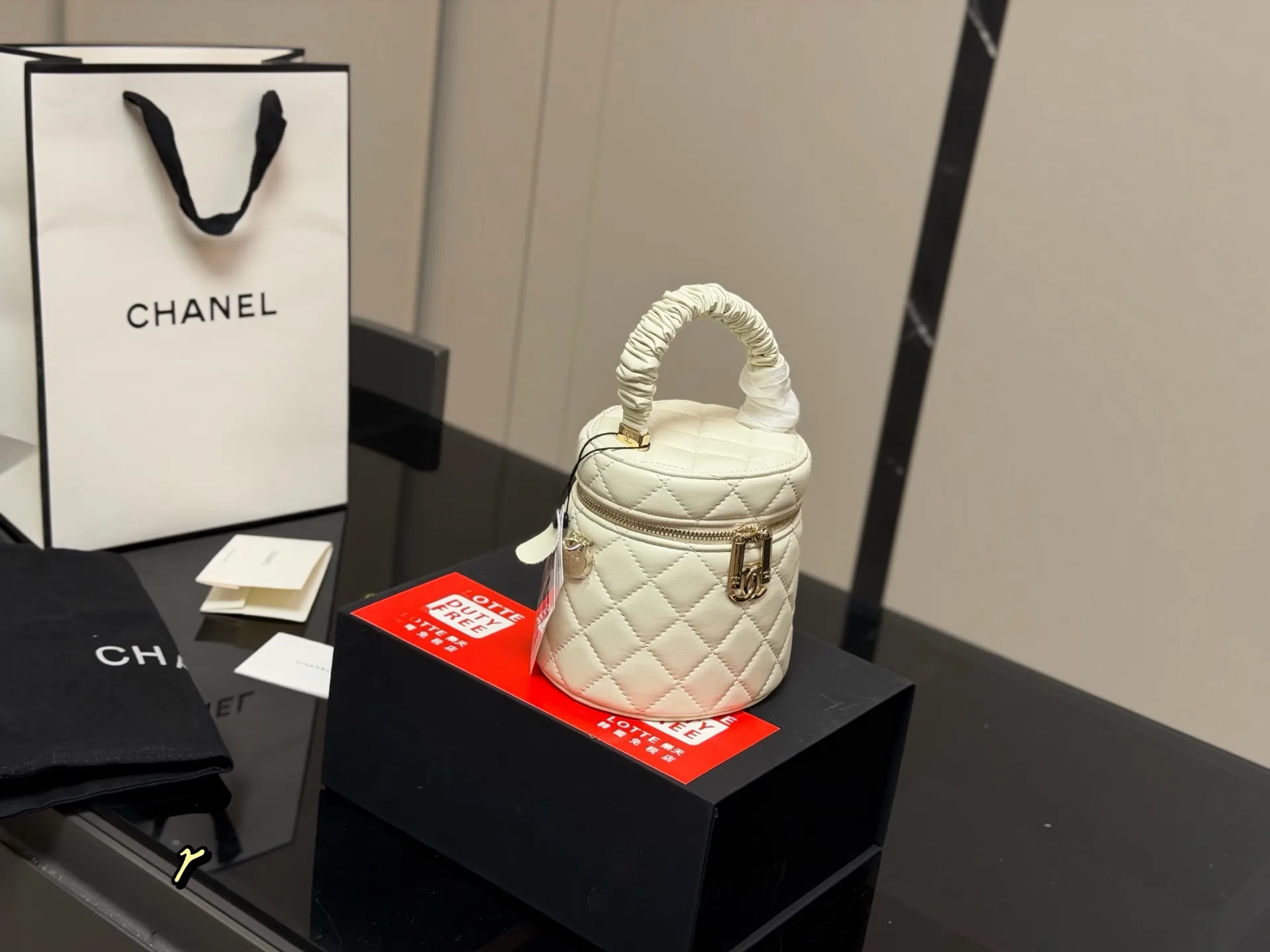 ¥165 折叠盒 香奈儿Chanel 是美到炸裂的水桶包!! 很精致,容量也超级力! 手机纸巾卡 包唇膏绝无问题,精致得不行! 而且.上身效果棒棒的,链子长度刚好, 取东西 超方便 上身效果不错,不挑人,轻巧, 容量大,肯定实用! 尺寸:13.13cm