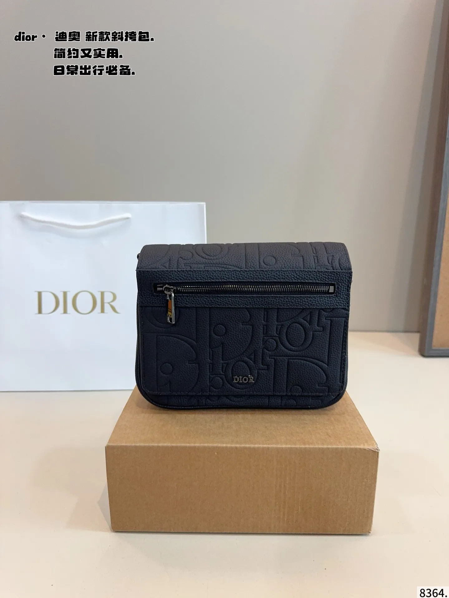 p155配礼盒🎁 Dior/迪奥 新款 男包系列的邮差包实在帅la~ 简单有质感的设计对于日常即使不爱穿搭的男生都很友好 基础款搭配起来也能提升整体时髦度实用又很高级 尺寸 ：23*6*18cm