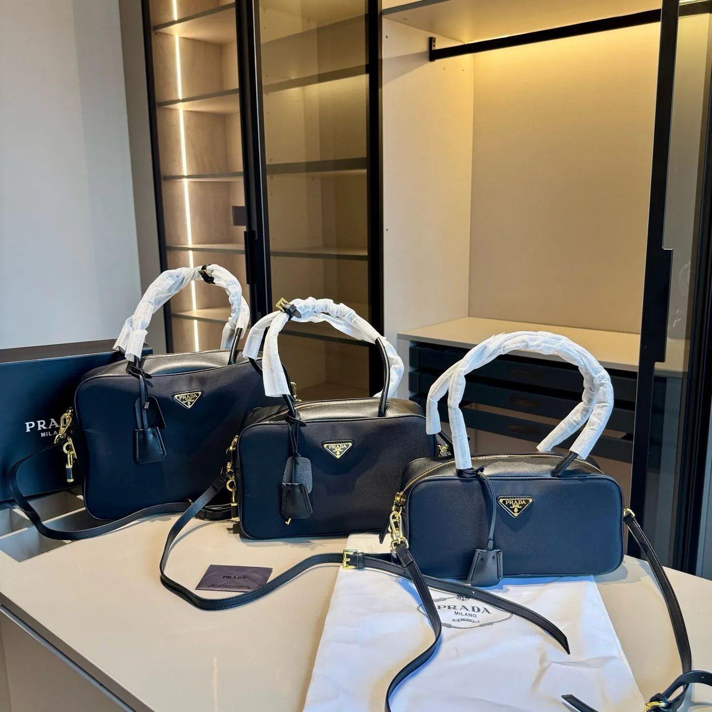 🅿️185~🅿️190~🅿️195✅新品推荐🔜 高端货🔥Prada普拉达专柜新款锁头腋下包~👍明星同款!到哪都是回头率👍专柜同款哦!品质堪比正品!进口面料外出轻便实用!原版顶级五金🎁原版礼盒包装(size:小号28*14 中号30*18 大号34*23)