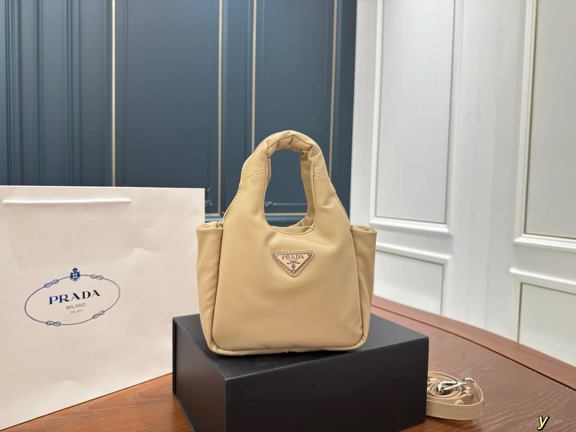 （折叠盒⚠️）p170 Prada洋气单品 普拉达菜篮子包 这个系列将是Prada接下来一整季的主打款式。Prada 手袋的曲线型设计分外醒目，当手包很优雅，时尚百搭！打麻将逛街也很轻便哦！尺寸 17 15