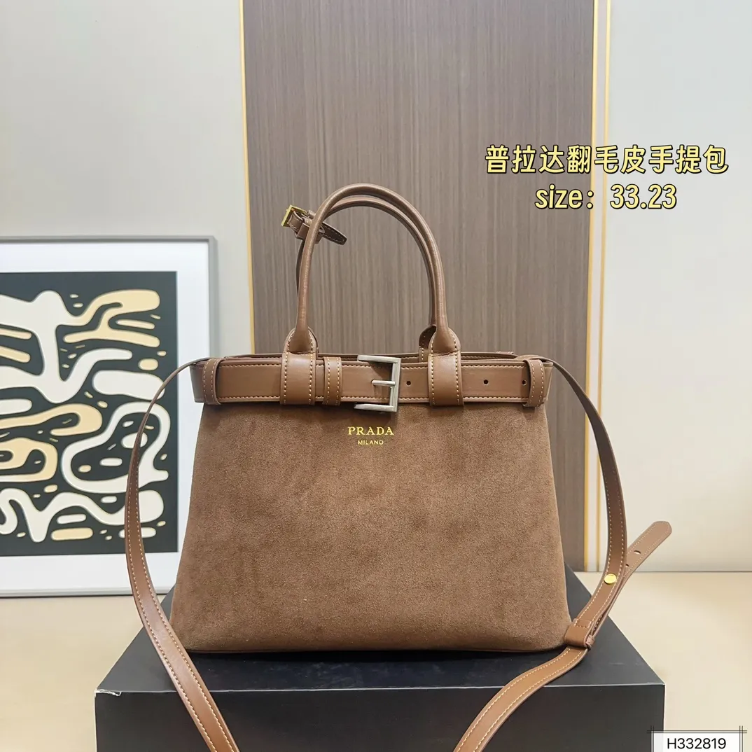 💰235 配盒⚠️尺寸33*23 Prada 普拉达 Buckle翻毛皮手提包 2024春夏系列,采用柔软麂皮,触感细腻,低调哑光质感超有氛围感。标志性金属腰带+三角徽标,辨识度满分!尺寸适中中,通勤休闲都能轻松驾驱。肩带可拆卸调节,手提斜挎随心切换,实用又时髦。简约大气,时尚爱好者必入!