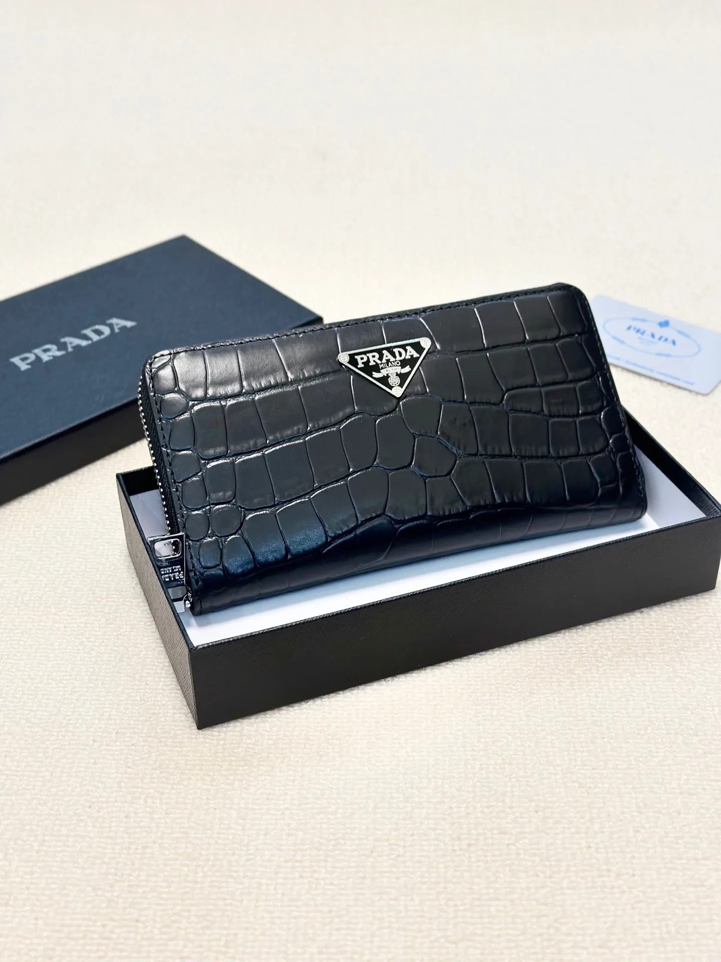 P100🎀🎀颜色 黑🎀尺寸 21x11🎀✨普拉达男士手包💎💎石头纹牛皮🐂,一流手感媲美专柜正品👍,看细节👀多卡位大容量,现货供应