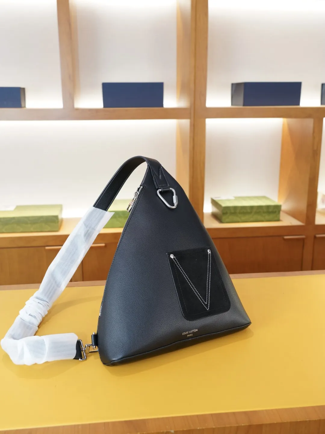 P115 🇮🇹 普拉达 官网同步 高版本 胸包 永恒不过时的标志性产品 纯原单牛皮 顶级五金制作 非市面普通版本 今年PRADA最爱的款式 全部实拍 实用性非常高 完全不用担心穿搭 【规格:30x35x5】