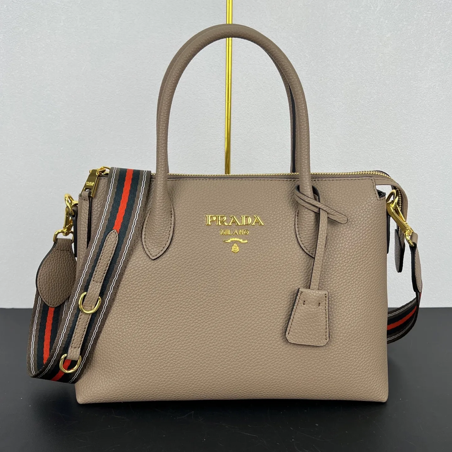 定制版💰318包邮❗ P家新款，专柜正品有售【顶级原版质量】 ！型号：1BA157，尺寸：31&times;23&times;14cm 175工厂出品，必定精品 🌹配双肩带💋大荔枝纹小牛皮 皮革双提手 可拆卸可调式皮革肩带 可拆卸可调式彩色织物肩带 镀金配件 金属刻字Logo 拉牌！