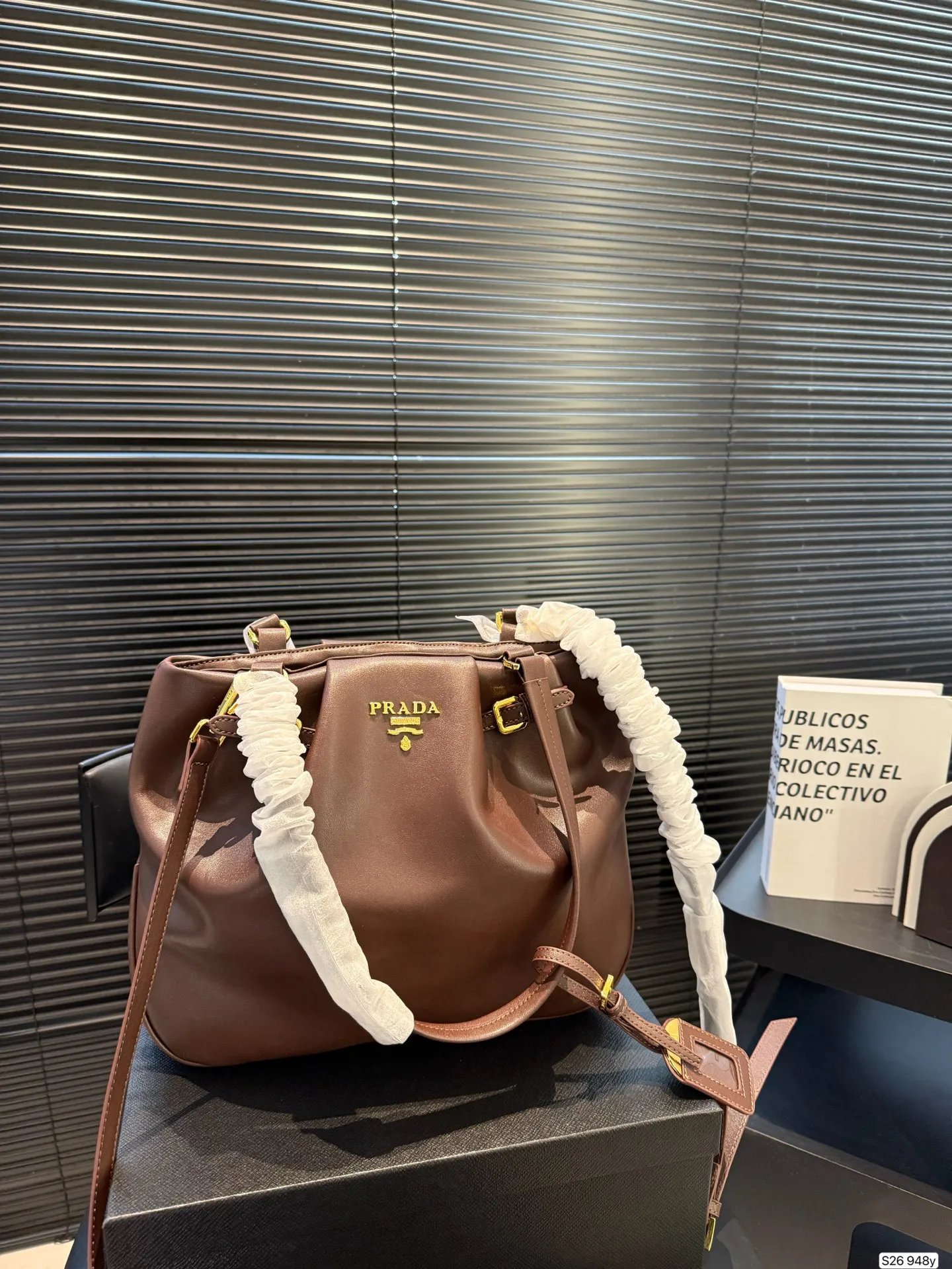 P180 普拉达 又是心动Prada的一天. 松弛慵懒的tote包真的爱惨了 上身满满的高级感! 日常通勤必备哦! 尺寸:33 26 货号948