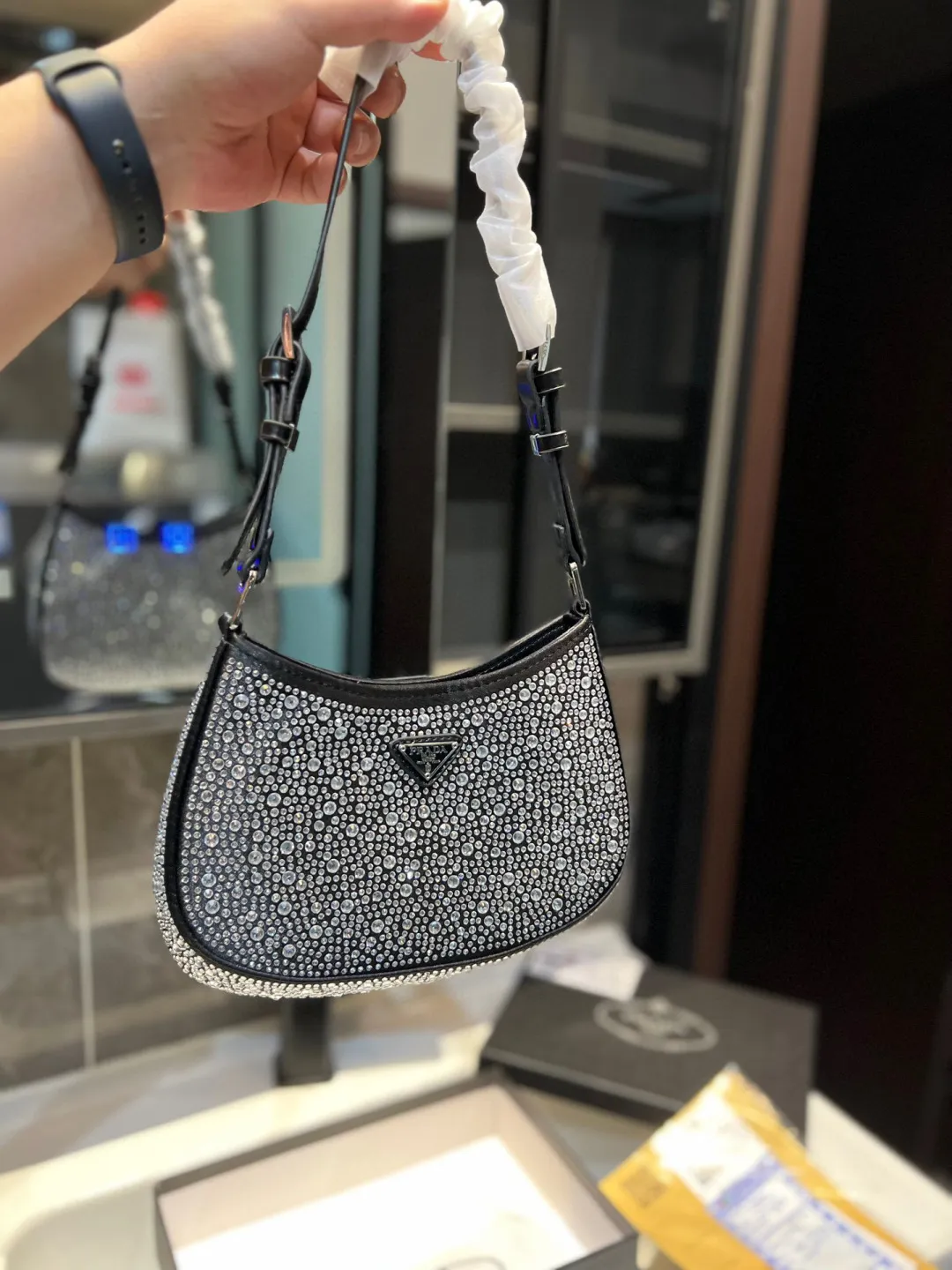 ❤️p135(礼盒包装)❤️ 普拉达腋下钻包 今年真的太流行中古腋下包了 一款sportsexy风格包包🤞🏿 超级喜欢它简单有质感的设计,上身性感而帅气,很能装而且方便啊! 无敌时髦洋气~x尺寸:24*5*16