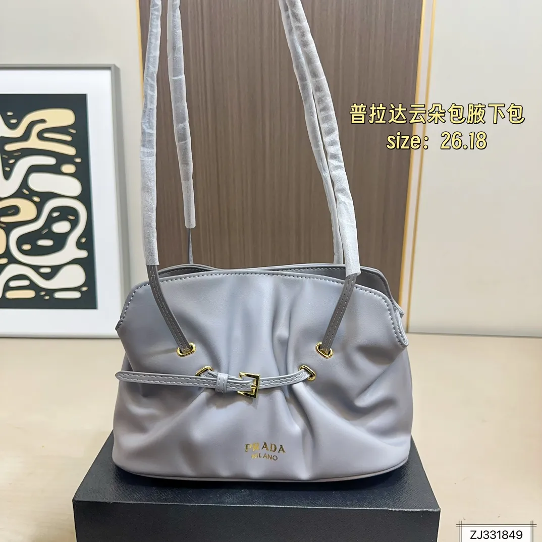 💰165 折叠盒 尺寸26×18 Prada 普拉达 Dada腋下包 因蓬松柔软的外形被称为“云朵包”,触感细腻。细长饰带束出自然褶皱,展现松弛高级的“Raw Glamour”风格。磁吸扣设计,容量可观,适合通勤或约会,轻松搭配各种穿搭,时髦又实用