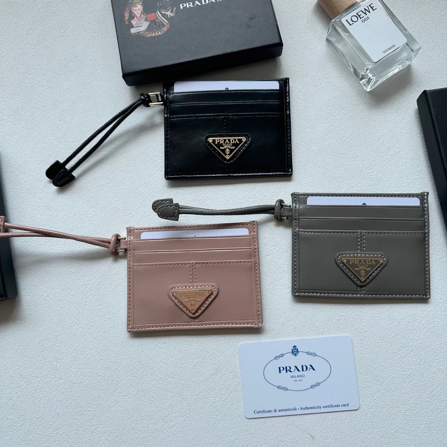 P75🎀🎀颜色 黑 粉 灰🎀尺寸 9x5🎀普拉达纯皮卡包 超级自留。👛卡包钱包两用特别实用