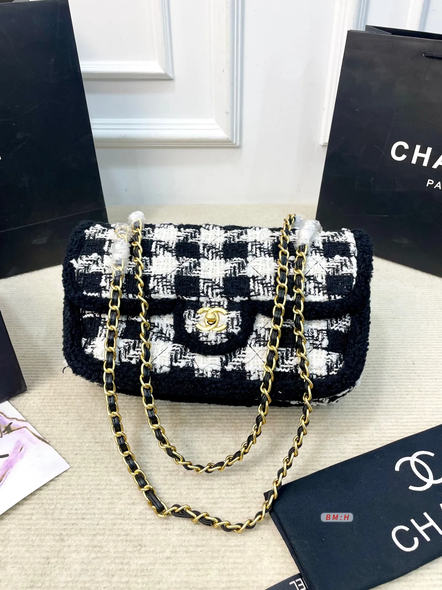 💰210 香奈儿CF系列25N黑白千鸟格粗花呢包链条包斜挎包，经典千鸟格纹+金色链条，优雅复古气质满分✨。毛呢材质柔软有质感，秋冬搭配大衣毛衣超有氛围感！日常通勤、出街都很实用，手机卡包轻松装下。金属双C标志+皮穿链条，细节精致，肩带可调节，单肩斜挎都OK。 尺寸：29*10*20