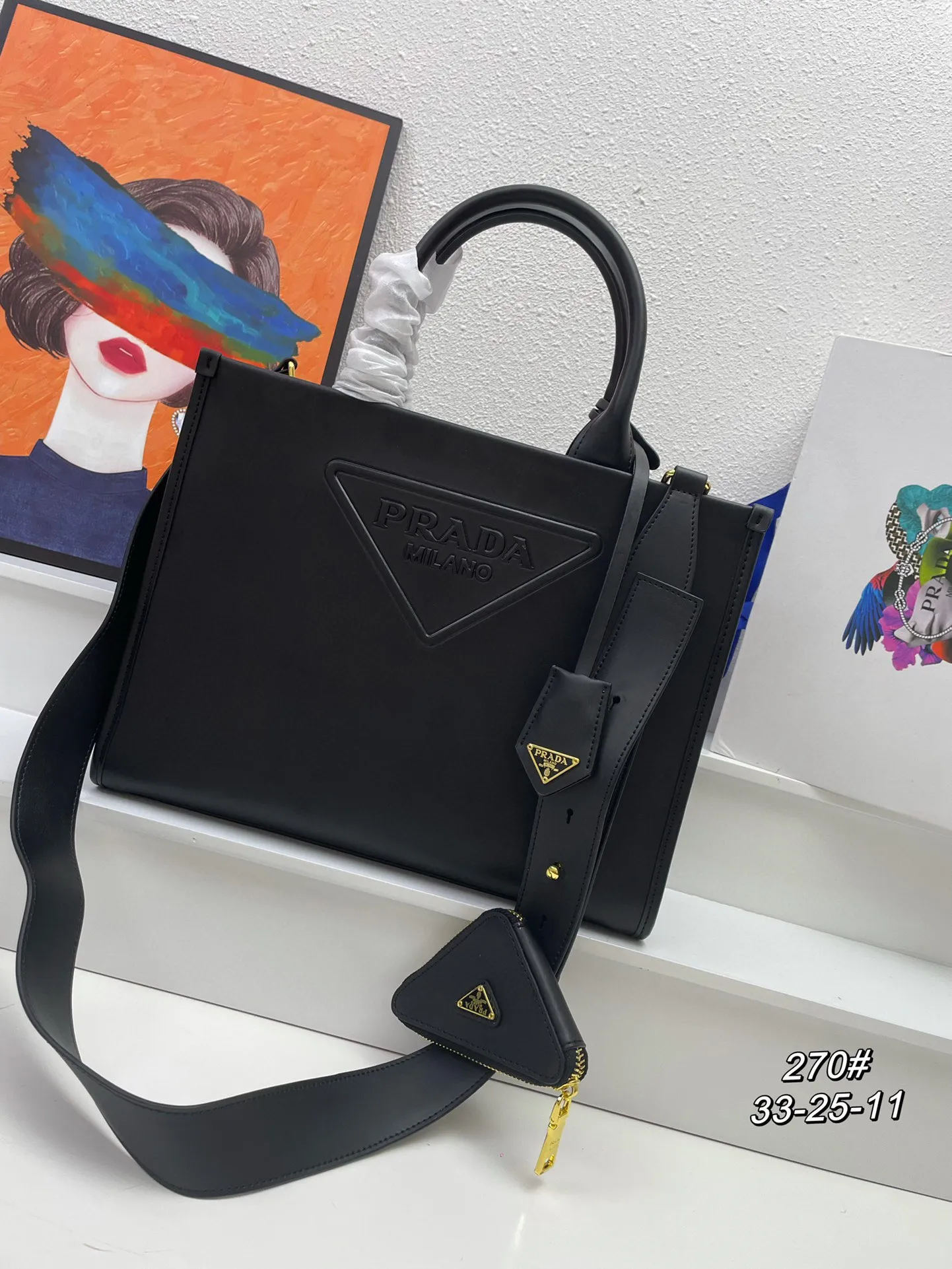 💰228包邮❗ 𝐏𝐫𝐚𝐝𝐚全牛皮托特包Saffiano皮革提手设计,110厘米可拆卸三角小包,可调式Saffiano皮革长肩带💕太美了😘可仙可酷😎,什么场合都适合。又是一款网红/明星认可的爆款👏👏赶紧入手吧😘美美们😘 款号:1BA270 尺寸:33-25-11