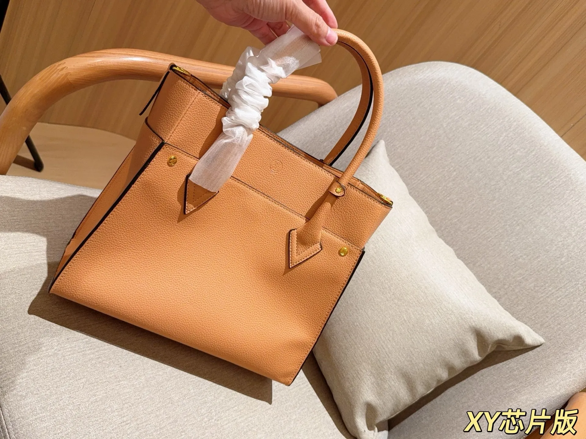 💰175 无盒 芯片版 Lv路易威登 新品on my side手提单肩斜挎包～ 尺寸：30&times;26&times;13