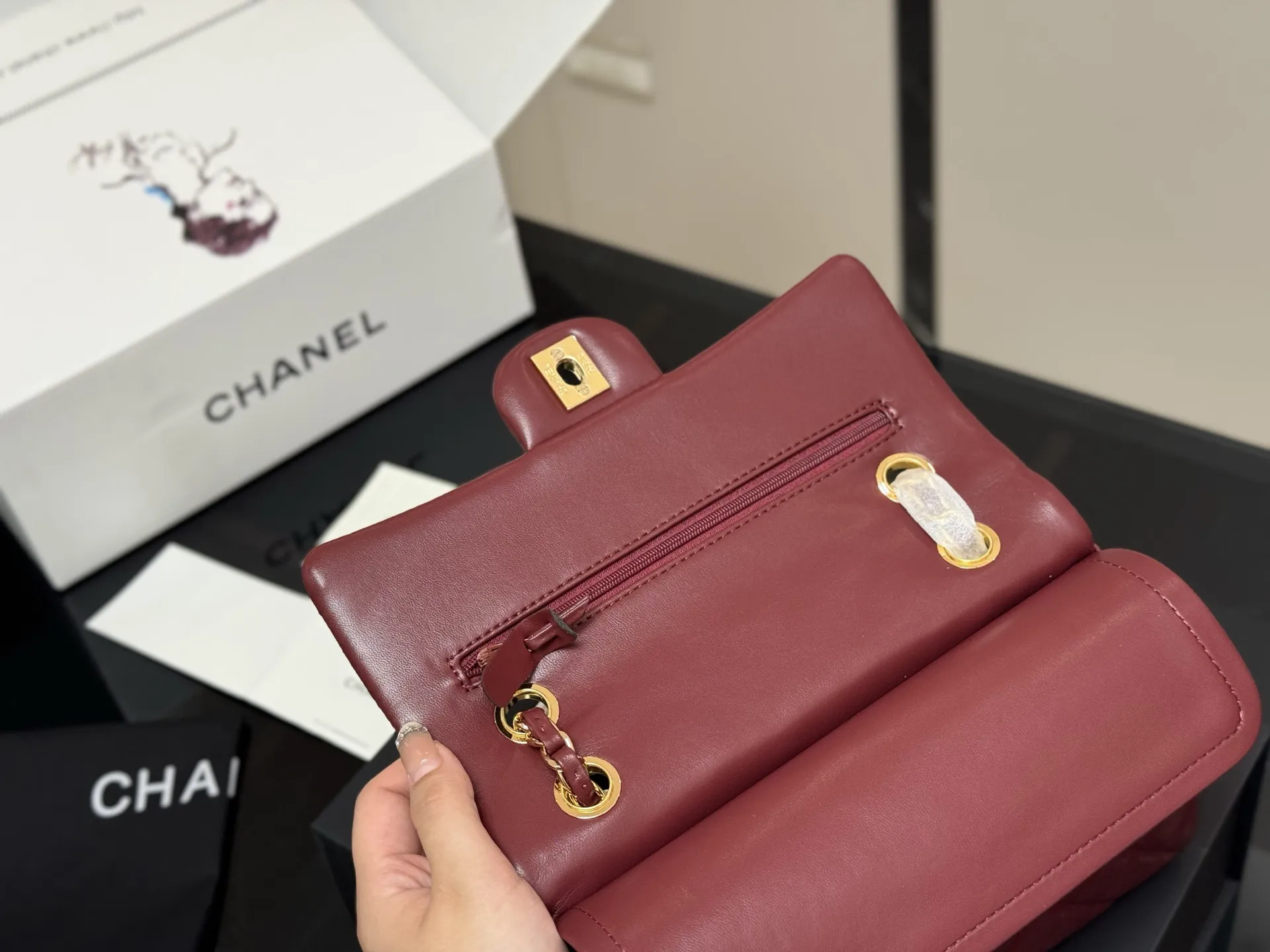 ¥185 配折叠盒飞机盒 size:23cm 香奈儿 cf我们一直很用心在做 秒杀其他市面上的货 顶级原单鱼子酱 很舒服的一种! 不管您是谁 稳稳hold住哦✔️✔ 四季必备单品!