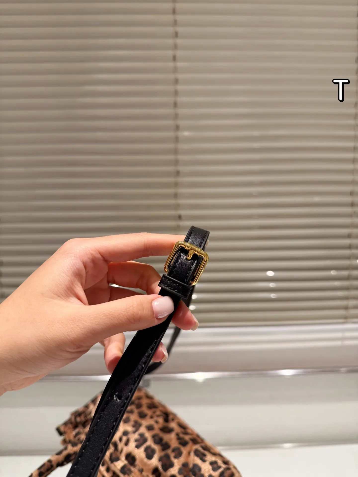 P160 Prada 普拉达Bonnie手袋 &Prada Bonnie手袋采用黑白奶牛纹压花小羊皮,触感柔软细腻,搭配标志性三角金属徽标,辨识度超高。,轻巧便携,配有可拆卸链条肩带,支持手提、单肩或斜挎多种背法。奶牛纹设计俏皮又时髦,秋冬搭配简约或亮色服饰都超出彩国,轻松提升造型亮点! 迷你尺寸12×23.5x9cm