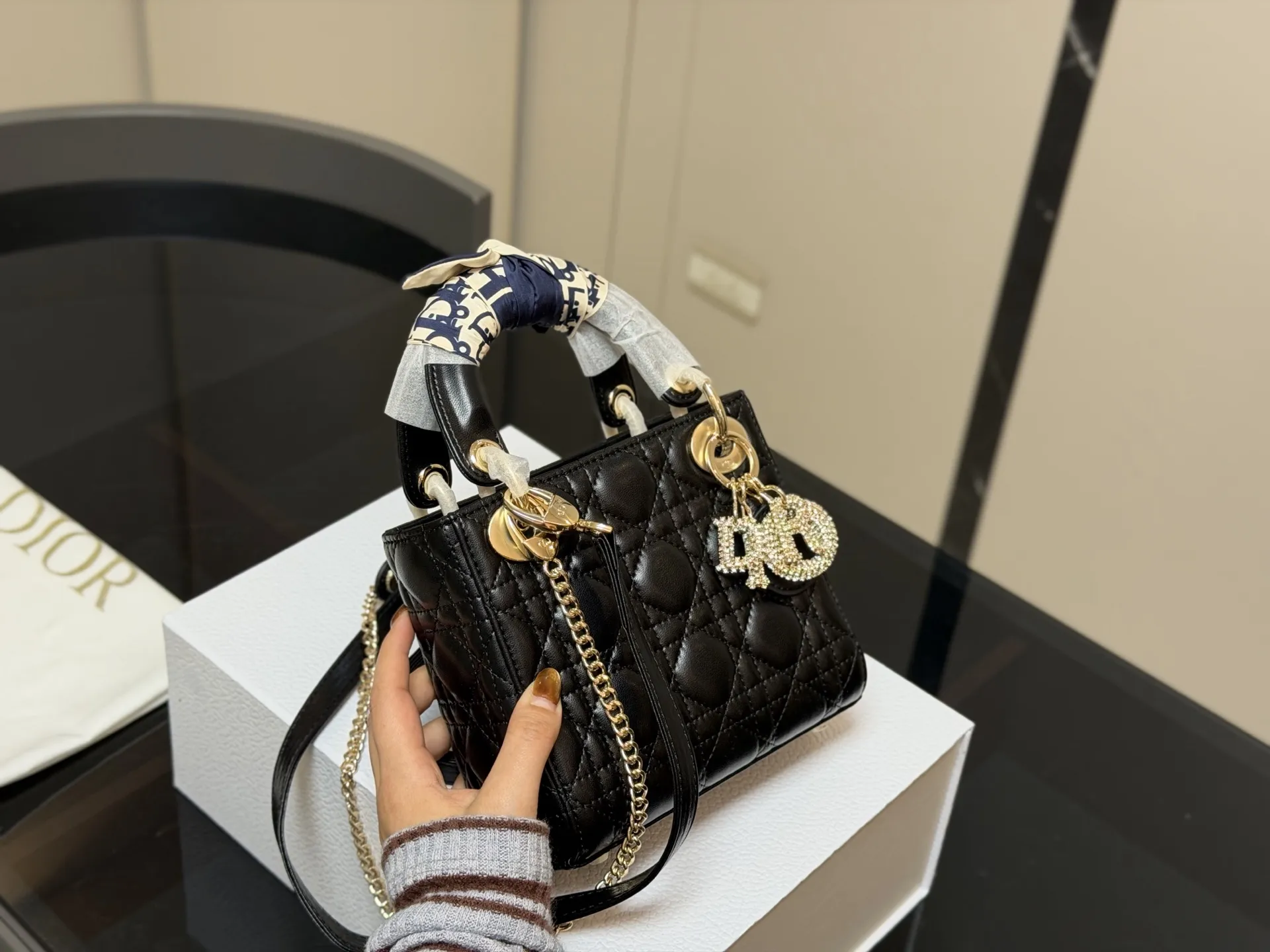 ¥205 配折叠盒 尺寸:17*13cm 高品版.升级出货 ✅ 迪奥 戴妃羊皮 每个颜色真的太好看啦 是不是都需要它!