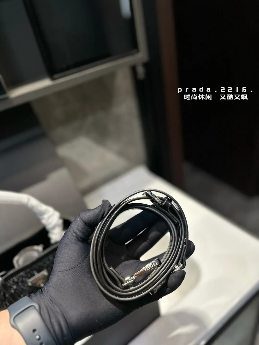 ❤️p150（礼盒包装）❤️ Prada 普拉达新品 闪闪水钻 满钻托特包哇咔咔！整个包都是闪钻镶嵌成的水钻 Prada Hobo包包 在灯光下BlingBling的闪。尺寸：18 19