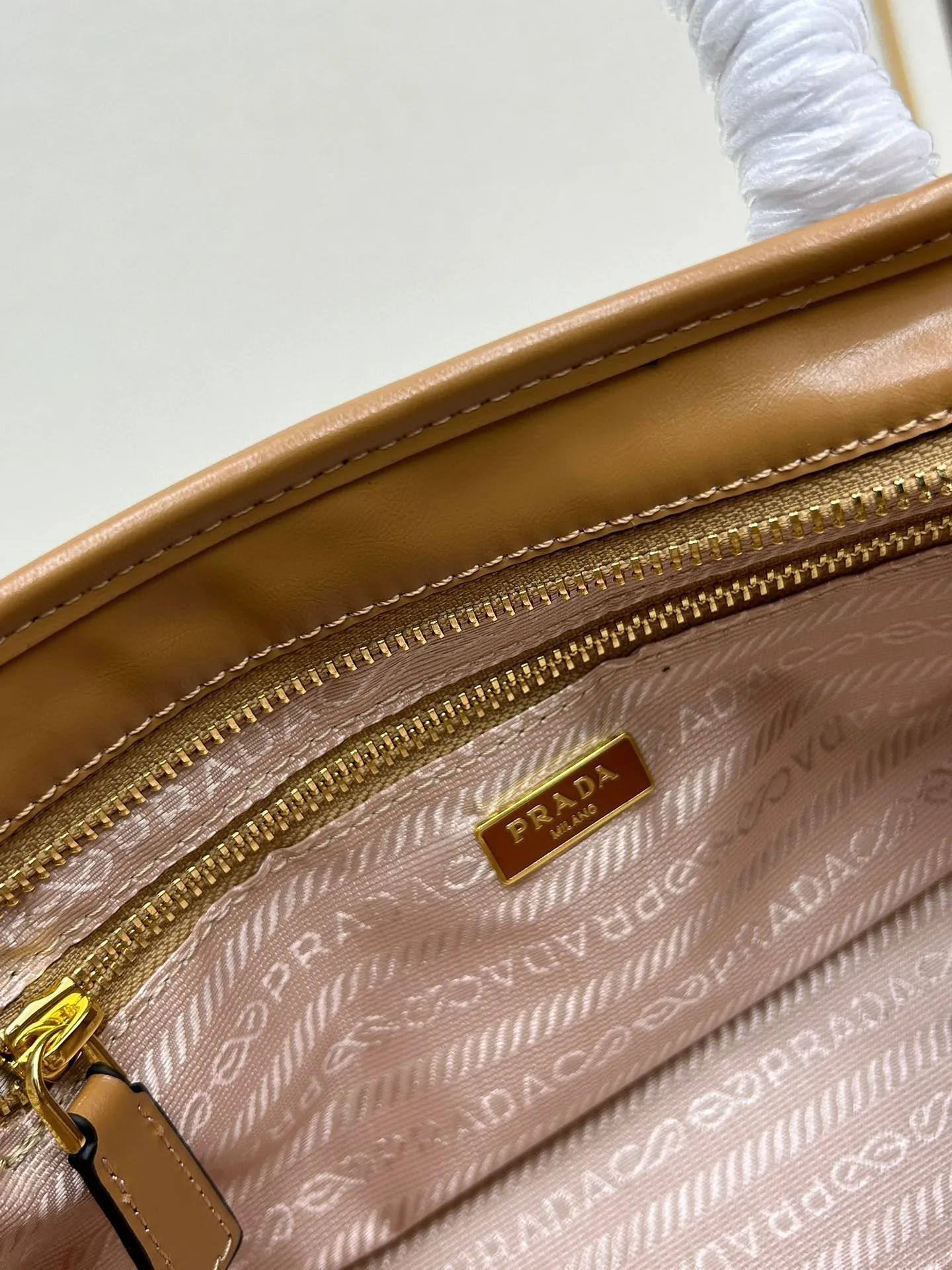 大号💰288包邮‼️ 小号💰258包邮‼️ Prad* Solf lux 手提斜挎包 秋冬爆款油蜡皮系列 黑金配色真是时髦精必备，复古风拿捏恰到好处，氛围感十足，油皮质感，上手很輕 以纯黑色为主体，黑金三角小铭牌点缀在包上，随性而不失精致 真是太好。型号:BG446 大号尺寸：底长38x高25x宽13cm 小号尺寸:底长32x高15x宽12cm