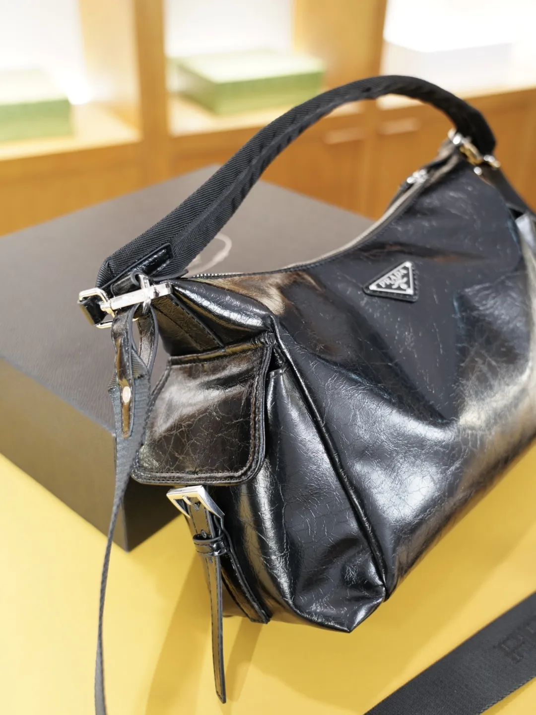 P140 🇮🇹 PRADA 普拉达 官网同步 高版本 斜挎单肩背包 永恒不过时的标志性产品 纯原单牛皮 顶级五金制作 非市面普通版本 贸易公司订单货 全部实拍 实用性非常高 完全不用担心穿搭 配全套包装礼品盒 【规格：30x20x10】