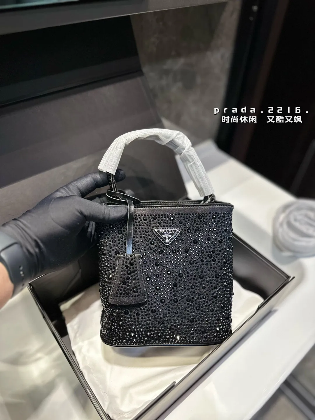 ❤️p150(礼盒包装)❤️ Prada 普拉达新品 闪闪水钻 满钻托特包哇咔咔!整个包都是闪钻镶嵌成的水钻 Prada Hobo包包 在灯光下BlingBling的闪。尺寸:18 19