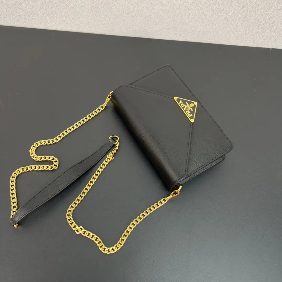 💰318包邮🉐️【顶级原单】P家🌹专柜🎉新款斜挎包🎉1BD318到货啦🎉🎉这款翻盖式单肩包采用Saffiano皮革打造，内配小羊皮。展现匠心设计，柔美设计一览无余。翻盖开合的尖端饰以涂珐琅金属三角形徽标，配有可拆卸长肩带/又可当手包😘😘精致的迷人魅力，简约大气，值得拥有。赶紧入手吧🎉🎉尺寸：长21.5x高14x底4cm🎉🎉🎉👏👏