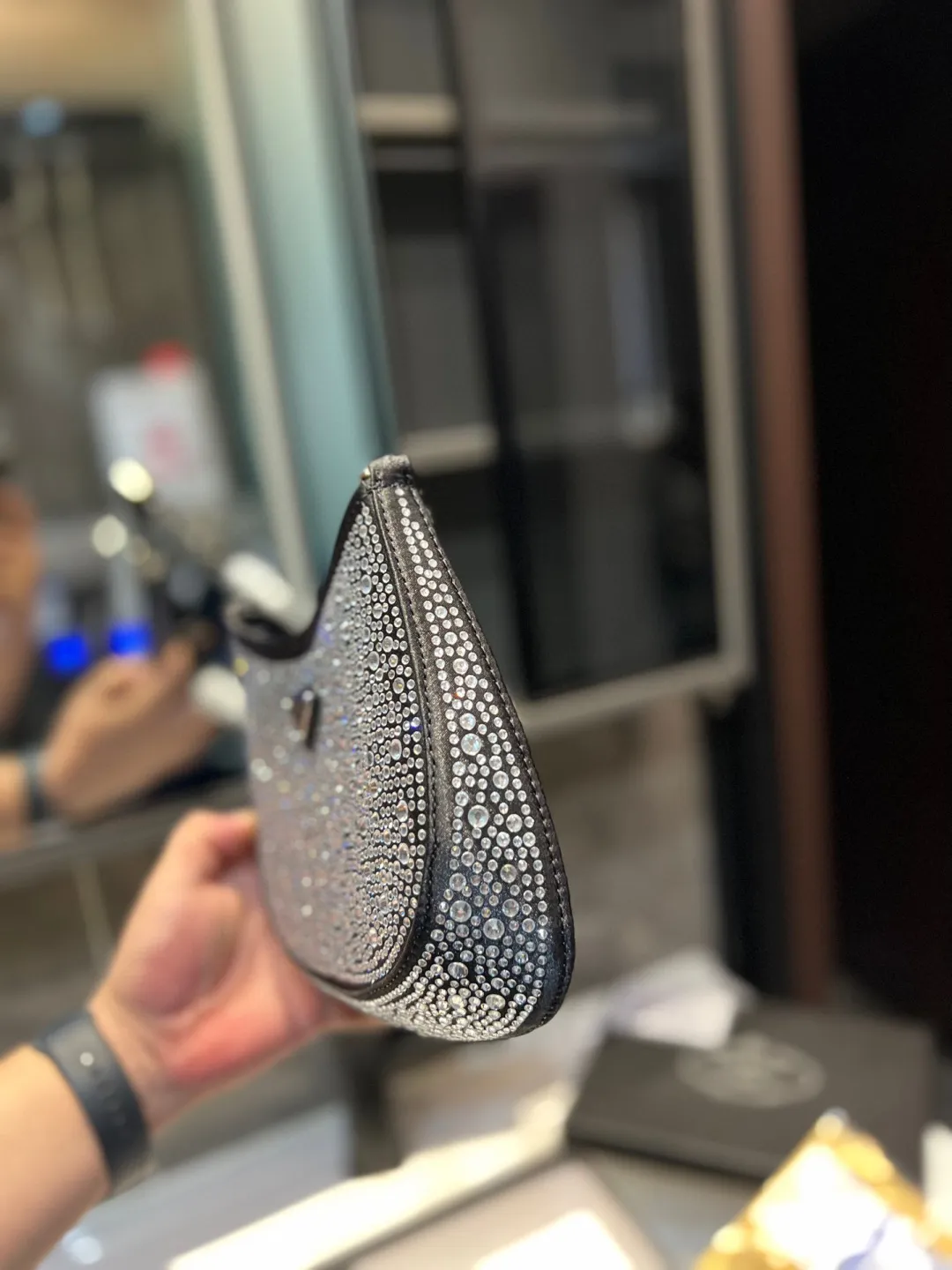 ❤️p135(礼盒包装)❤️ 普拉达腋下钻包 今年真的太流行中古腋下包了 一款sportsexy风格包包🤞🏿 超级喜欢它简单有质感的设计,上身性感而帅气,很能装而且方便啊! 无敌时髦洋气~x尺寸:24*5*16