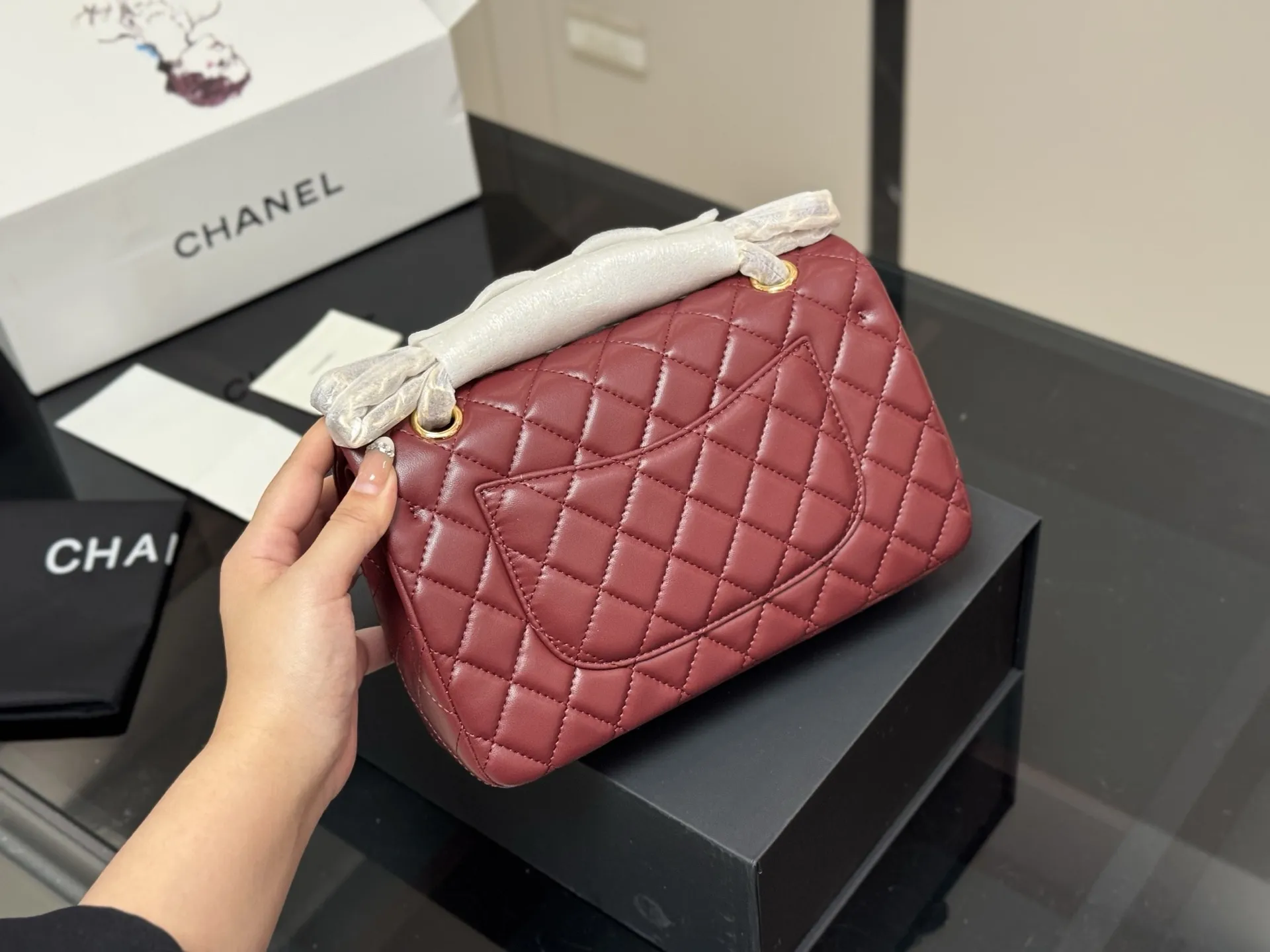 ¥185 配折叠盒飞机盒 size:23cm 香奈儿 cf我们一直很用心在做 秒杀其他市面上的货 顶级原单鱼子酱 很舒服的一种! 不管您是谁 稳稳hold住哦✔️✔ 四季必备单品!