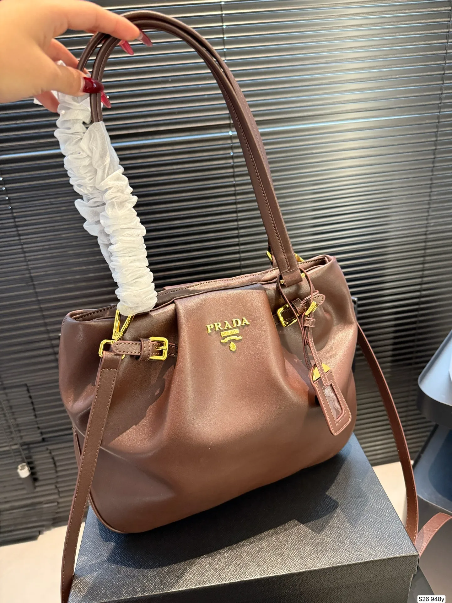 P180 普拉达 又是心动Prada的一天. 松弛慵懒的tote包真的爱惨了 上身满满的高级感！ 日常通勤必备哦！ 尺寸：33 26 货号948