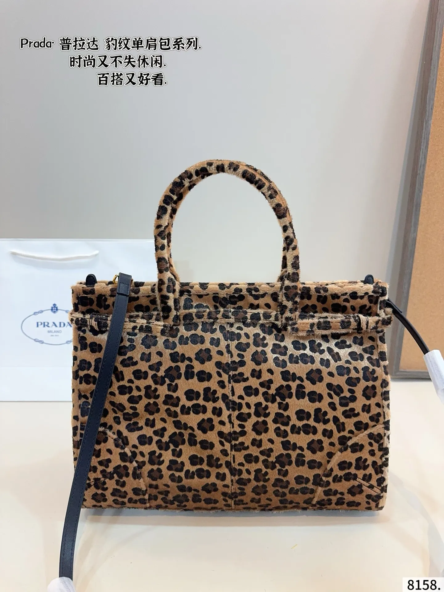 p180 普拉达PRADA Soft lux单肩包. 质感很高级 容量超级大也很耐用 日常出街背它回头率百分百 就是这种随性慵懒感尺寸：38*13*28cm