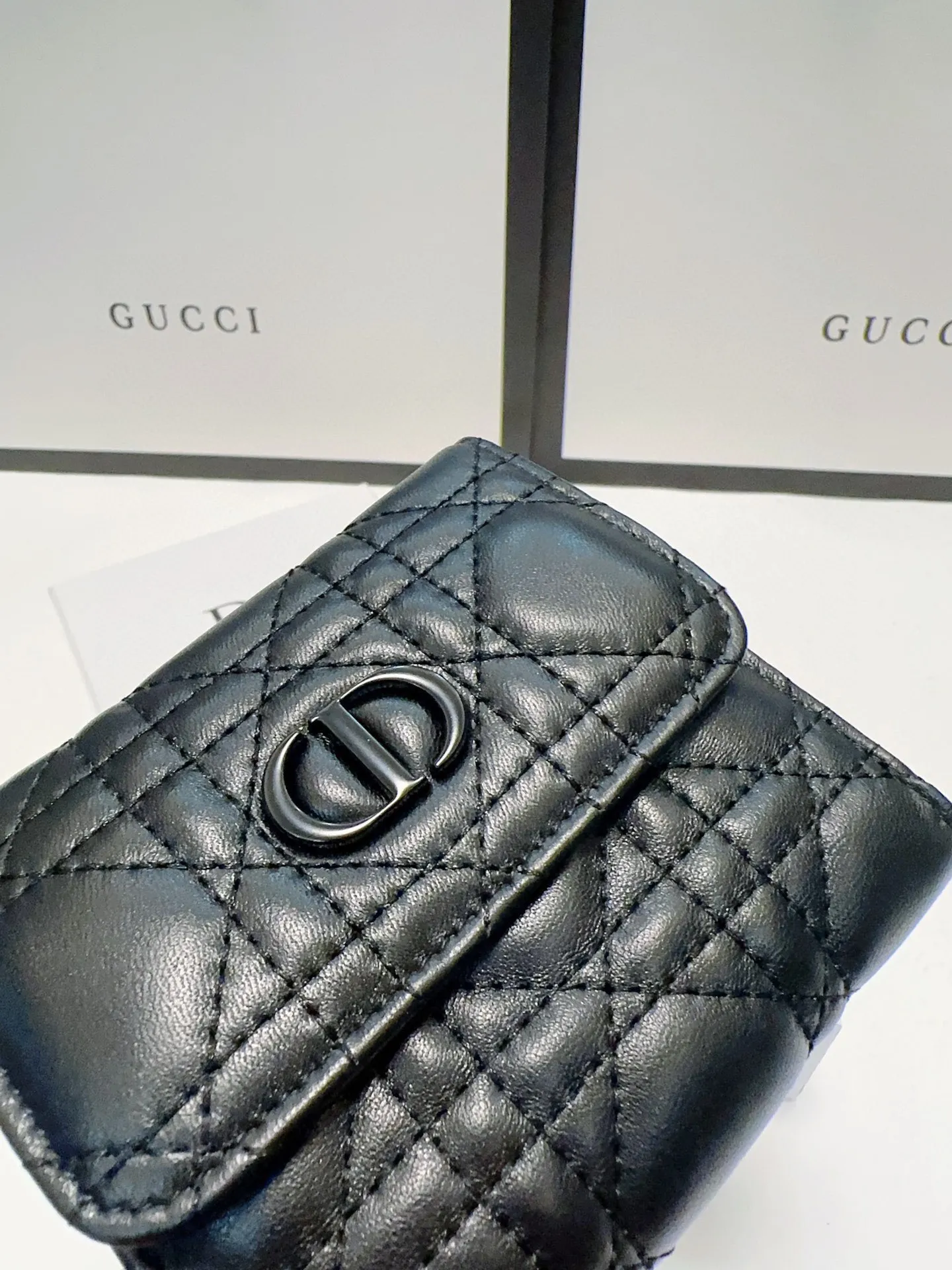 P85🎀🎀颜色 黑🎀尺寸 11x10🎀迪奥专柜同步👏时尚钱包，优质小羊皮👍🏻高档古铜五金配件，内阁丰富，超级实用❗️现货高品质[得意]