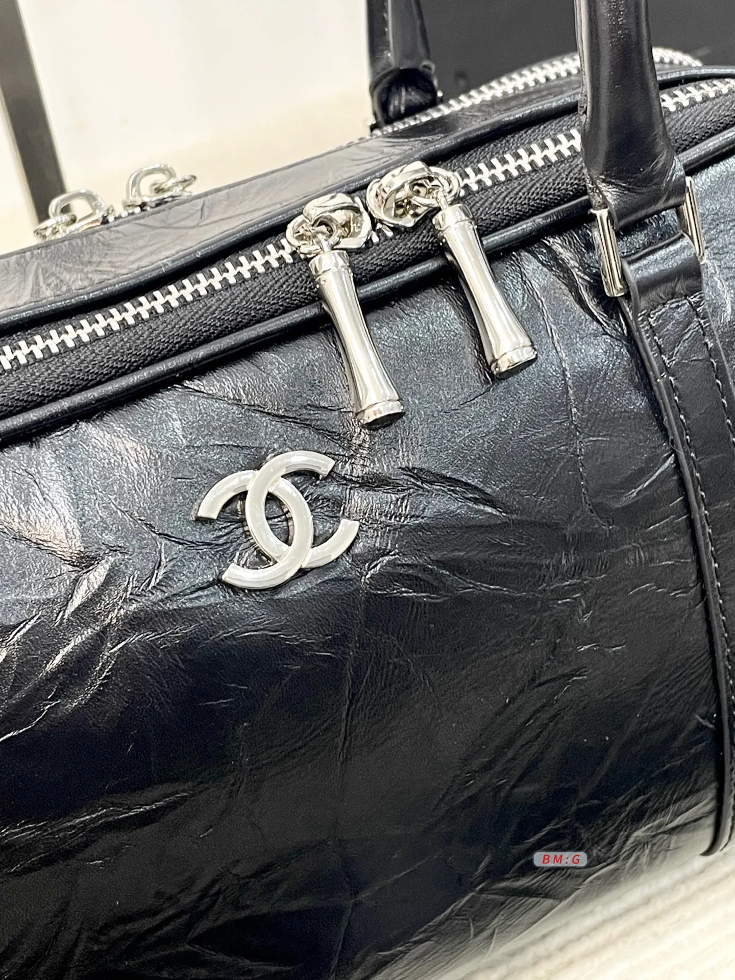 💰225 香奈儿黑色油蜡皮保龄球包,经典弧形设计,油蜡皮自带褶皱纹理,复古又高级✨。正面金属双C Logo超有辨识度,拉链开合更安全。内部空间合理,通勤休闲都能装。手柄弧形,手提肩背都OK,实用又时髦。 尺寸:31*9*16.5