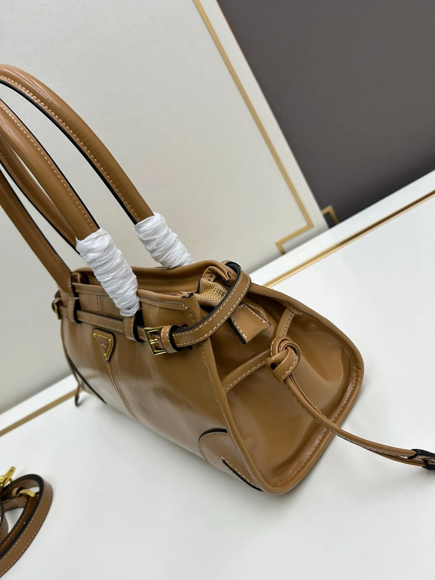 大号💰288包邮‼️ 小号💰258包邮‼️ Prad* Solf lux 手提斜挎包 秋冬爆款油蜡皮系列 黑金配色真是时髦精必备，复古风拿捏恰到好处，氛围感十足，油皮质感，上手很輕 以纯黑色为主体，黑金三角小铭牌点缀在包上，随性而不失精致 真是太好。型号:BG446 大号尺寸：底长38x高25x宽13cm 小号尺寸:底长32x高15x宽12cm