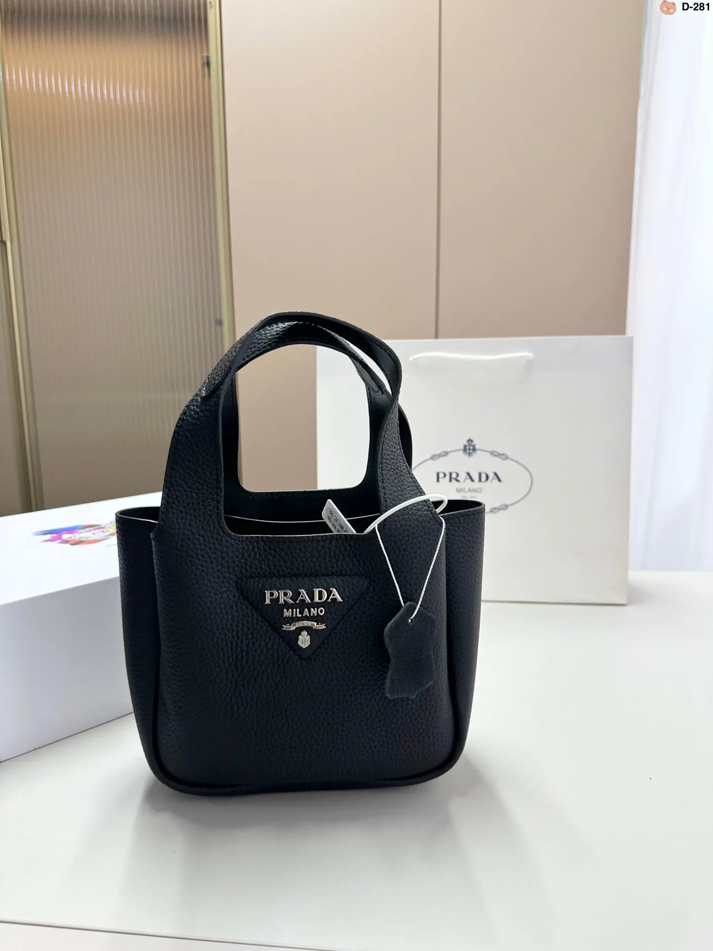 💰p180 普拉达爆款 网红同款 菜篮子 Prada 购物袋牛皮 D-281尺寸18.8.16 折叠盒