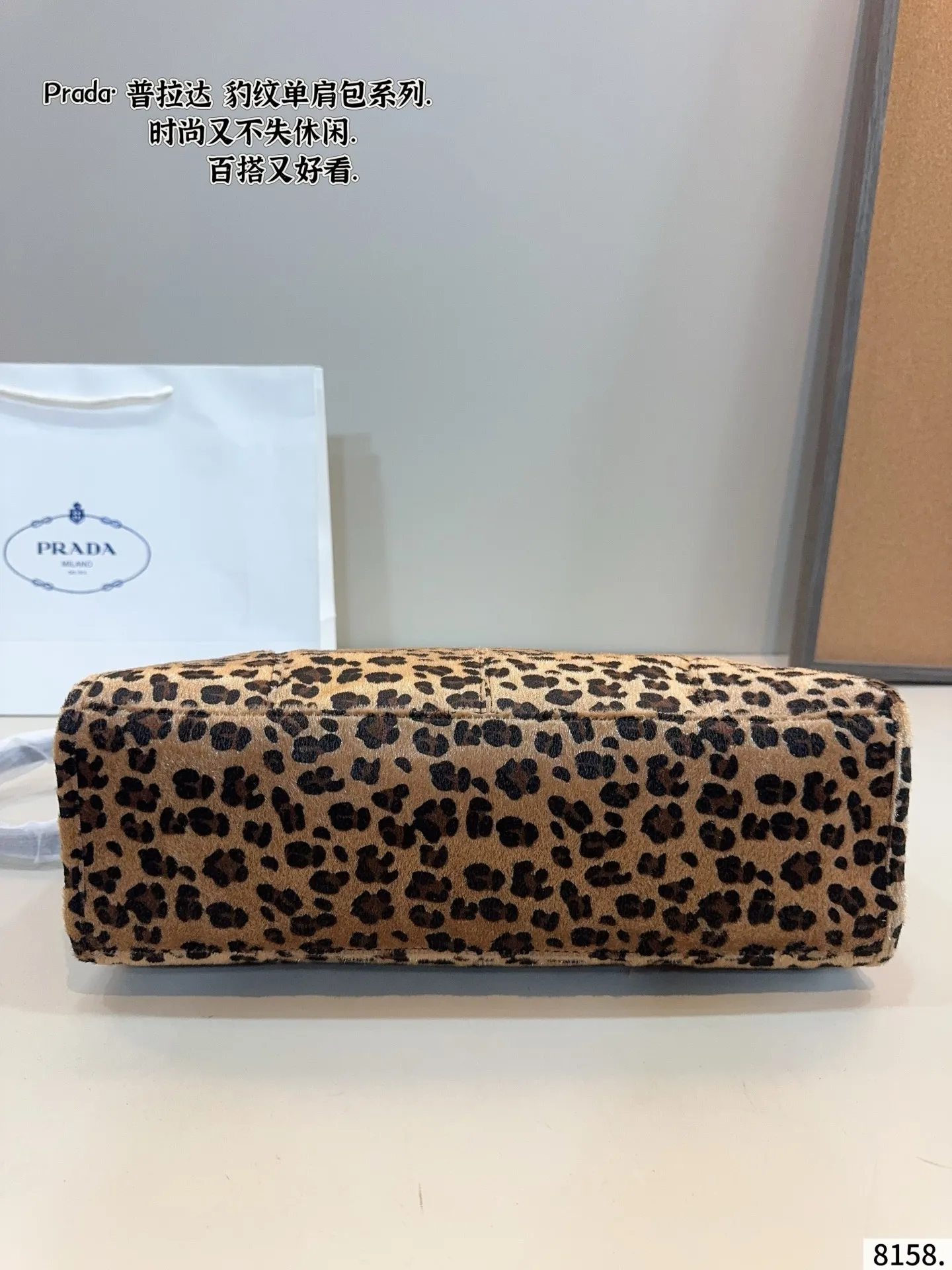 p180 普拉达PRADA Soft lux单肩包. 质感很高级 容量超级大也很耐用 日常出街背它回头率百分百 就是这种随性慵懒感尺寸：38*13*28cm