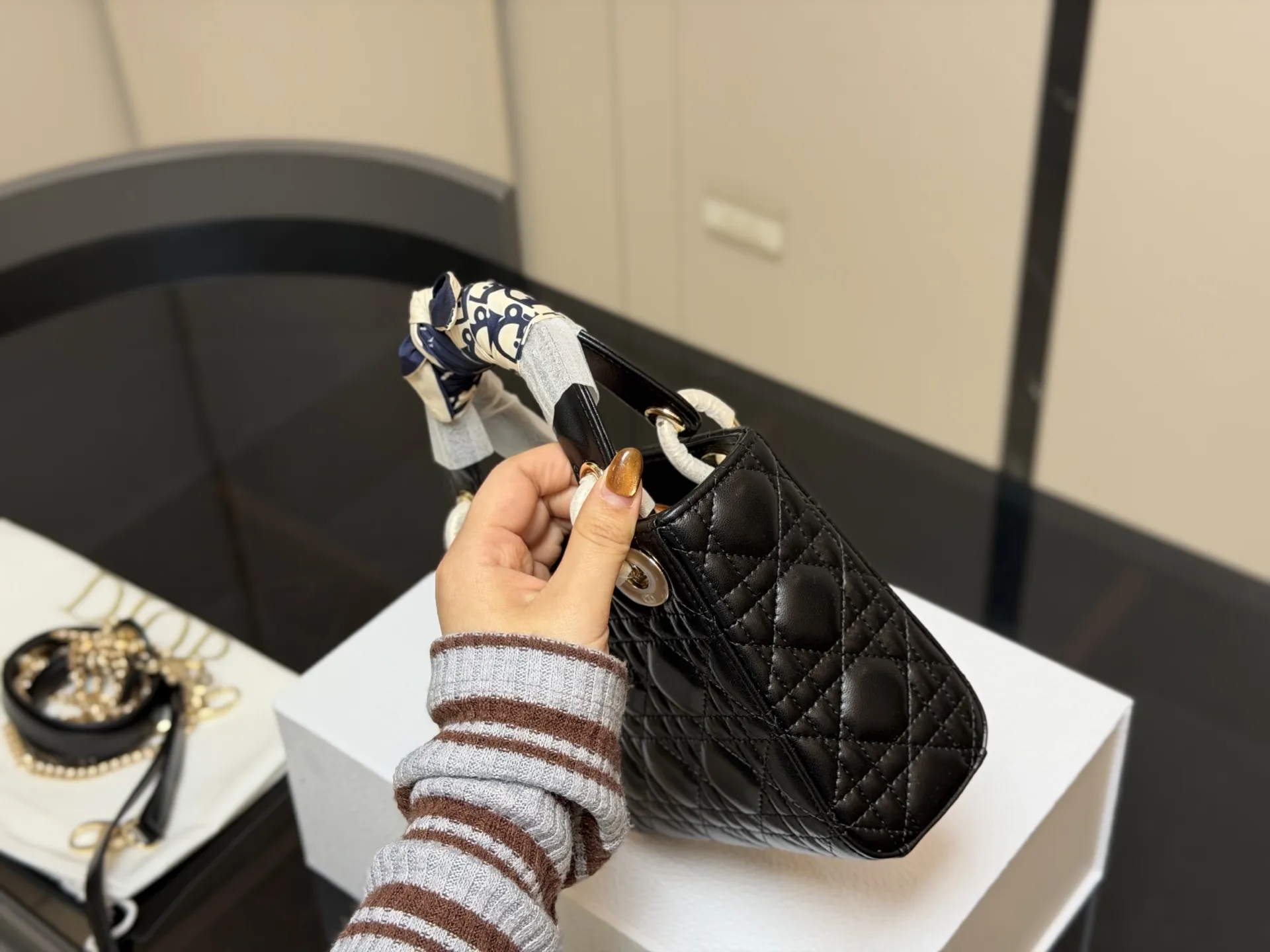 ¥205 配折叠盒 尺寸:17*13cm 高品版.升级出货 ✅ 迪奥 戴妃羊皮 每个颜色真的太好看啦 是不是都需要它!