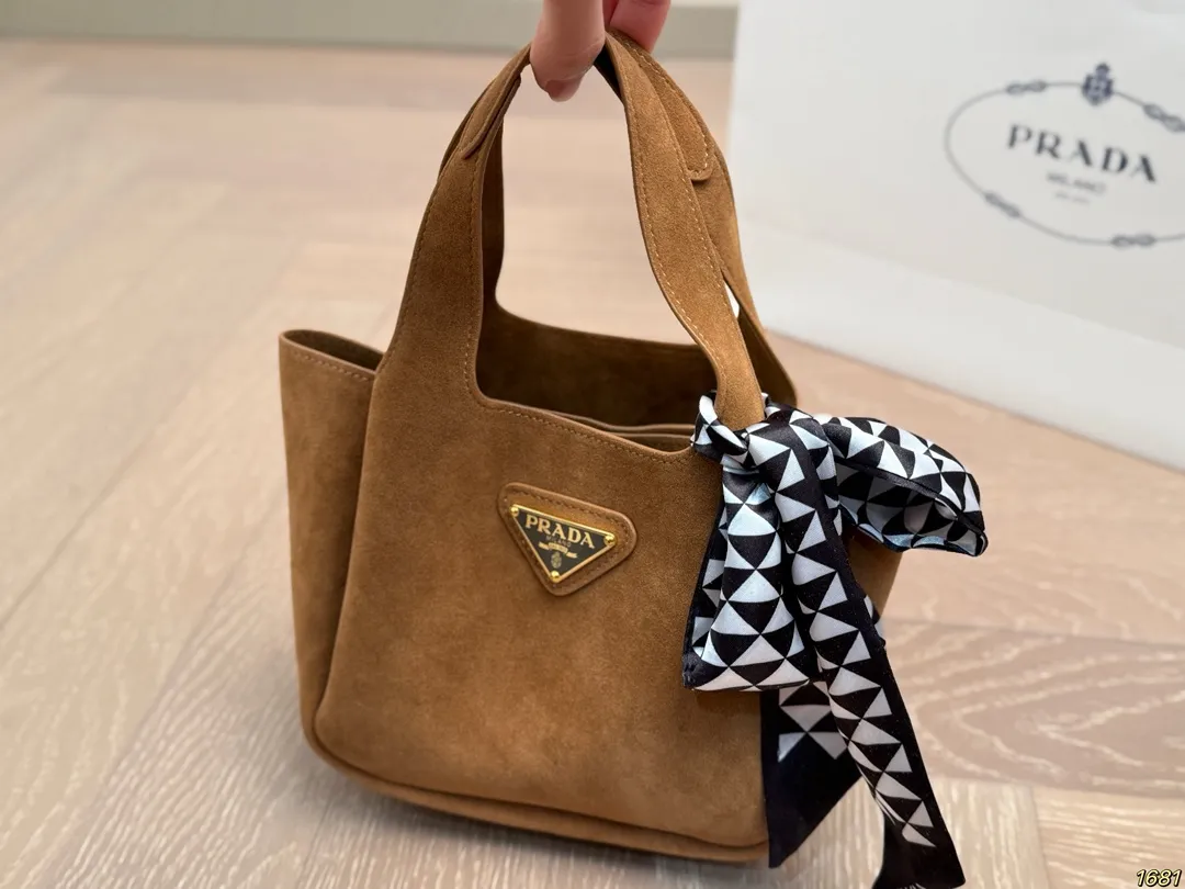 ¥145/¥140 普拉达 PRADA 手提托特包独特设计时尚又经典 超级百搭 日常通勤皆可 上身又A又飒 尺寸24 20/17 15