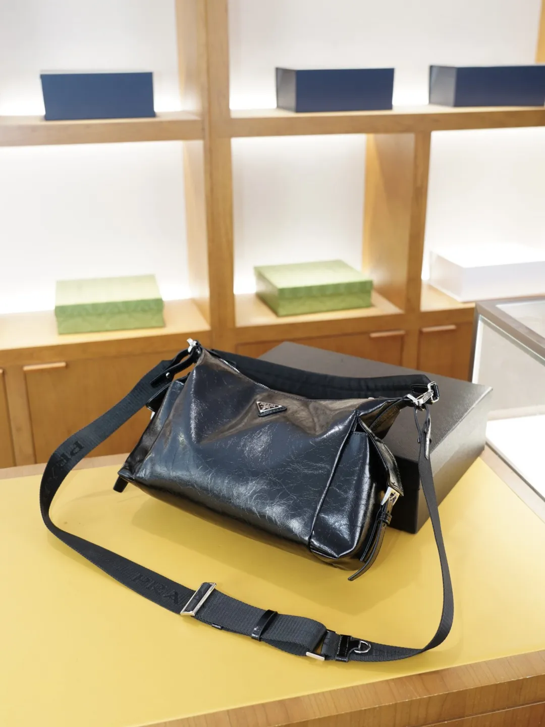 P140 🇮🇹 PRADA 普拉达 官网同步 高版本 斜挎单肩背包 永恒不过时的标志性产品 纯原单牛皮 顶级五金制作 非市面普通版本 贸易公司订单货 全部实拍 实用性非常高 完全不用担心穿搭 配全套包装礼品盒 【规格:30x20x10】
