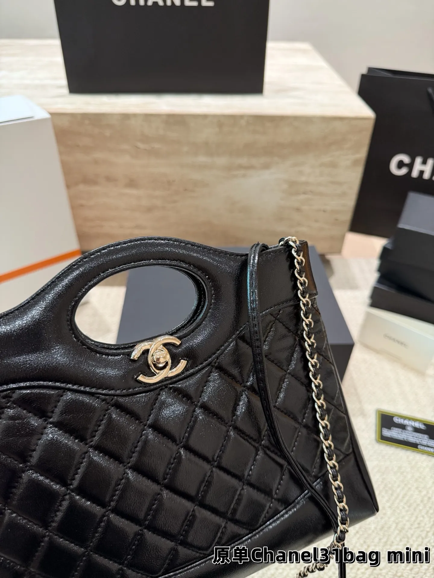 P160 香奈儿 Chanel 31bag mini 这种独具设计感的经典款很难见到的哇~ 这种颜值的美包简直是遇到了就必背的存在 相比较以前的中古来说~新款的设计更具流畅~更具优雅格调 全套包装 尺寸23.19