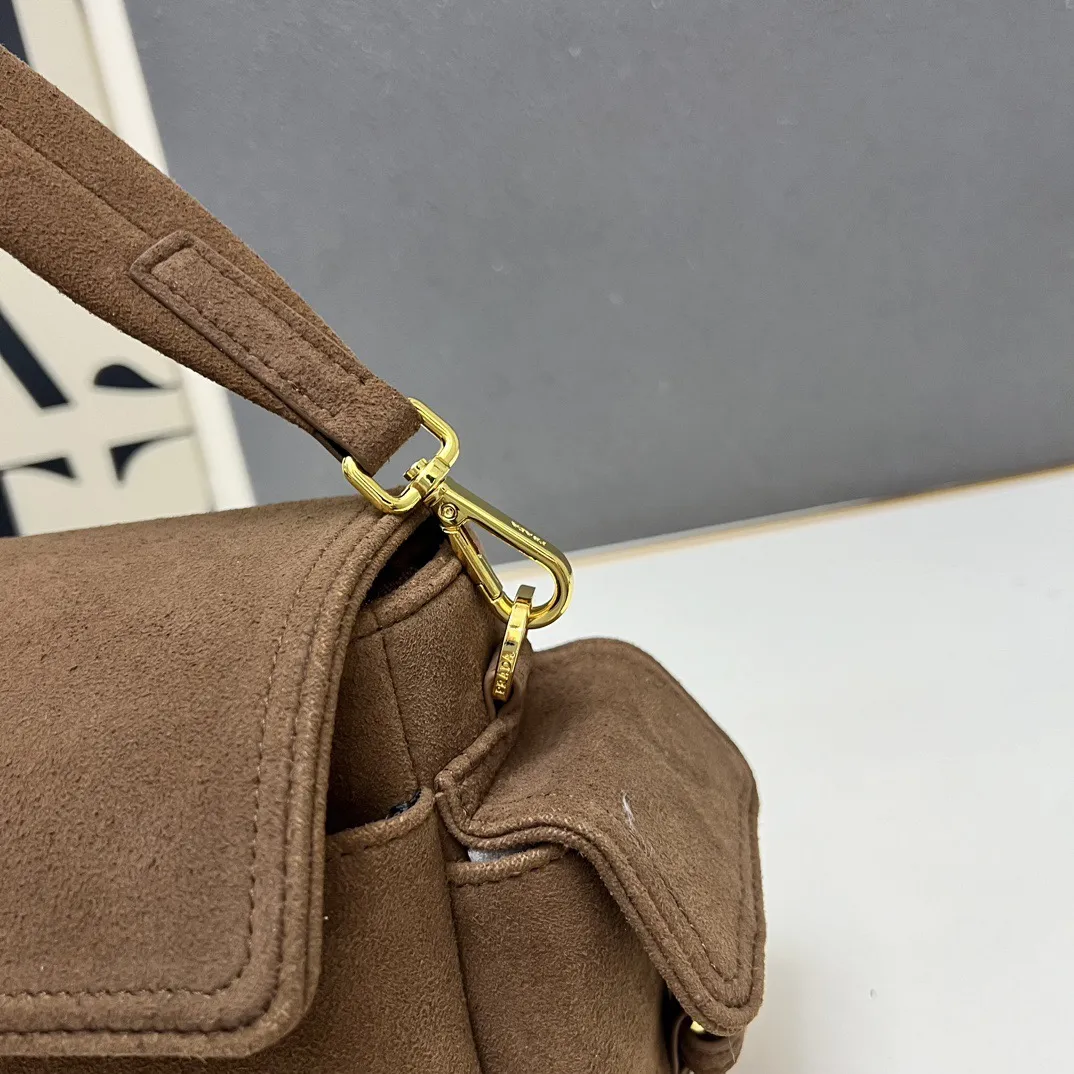 💰240包邮❗ 新款邮差包🎉1A395全皮🎉 这款手袋完美融合精致与功能性,采用再生尼龙材质,轮廓柔和,配有多个口袋。轻盈实用的设计结合运动与百搭元素,饰有涂珐琅三角形金属徽标,搭配皮革细节。配有2条肩带可拆卸,容量大,太完美,又是一款永久不过时爆款,大号男女共用,赶紧入手吧 小号:长30x高14x底10cm