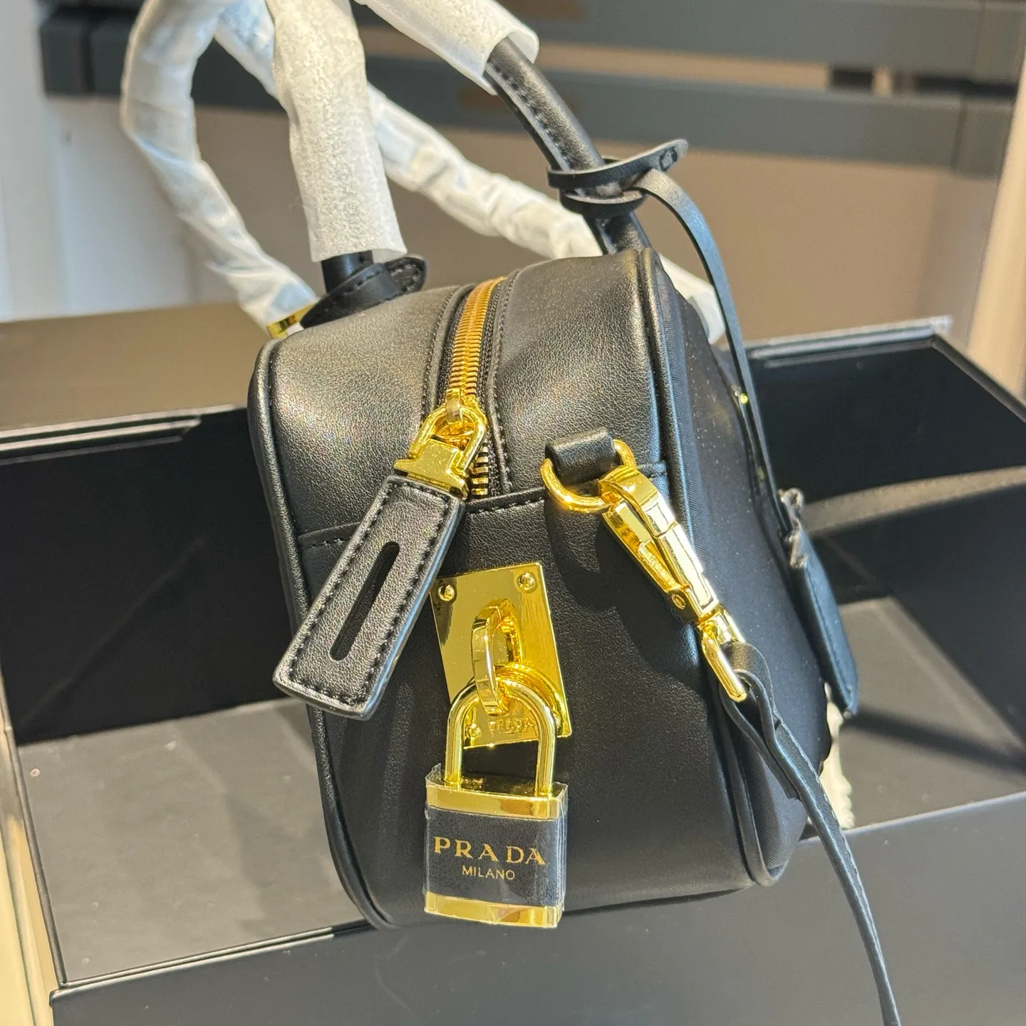 🅿️185~🅿️190~🅿️195✅新品推荐🔜 高端货🔥Prada普拉达专柜新款锁头腋下包~👍明星同款!到哪都是回头率👍专柜同款哦!品质堪比正品!进口面料外出轻便实用!原版顶级五金🎁原版礼盒包装(size:小号28*14 中号30*18 大号34*23)