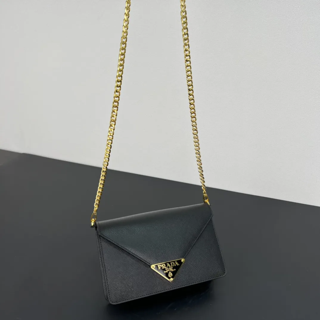 💰318包邮🉐️【顶级原单】P家🌹专柜🎉新款斜挎包🎉1BD318到货啦🎉🎉这款翻盖式单肩包采用Saffiano皮革打造，内配小羊皮。展现匠心设计，柔美设计一览无余。翻盖开合的尖端饰以涂珐琅金属三角形徽标，配有可拆卸长肩带/又可当手包😘😘精致的迷人魅力，简约大气，值得拥有。赶紧入手吧🎉🎉尺寸：长21.5x高14x底4cm🎉🎉🎉👏👏