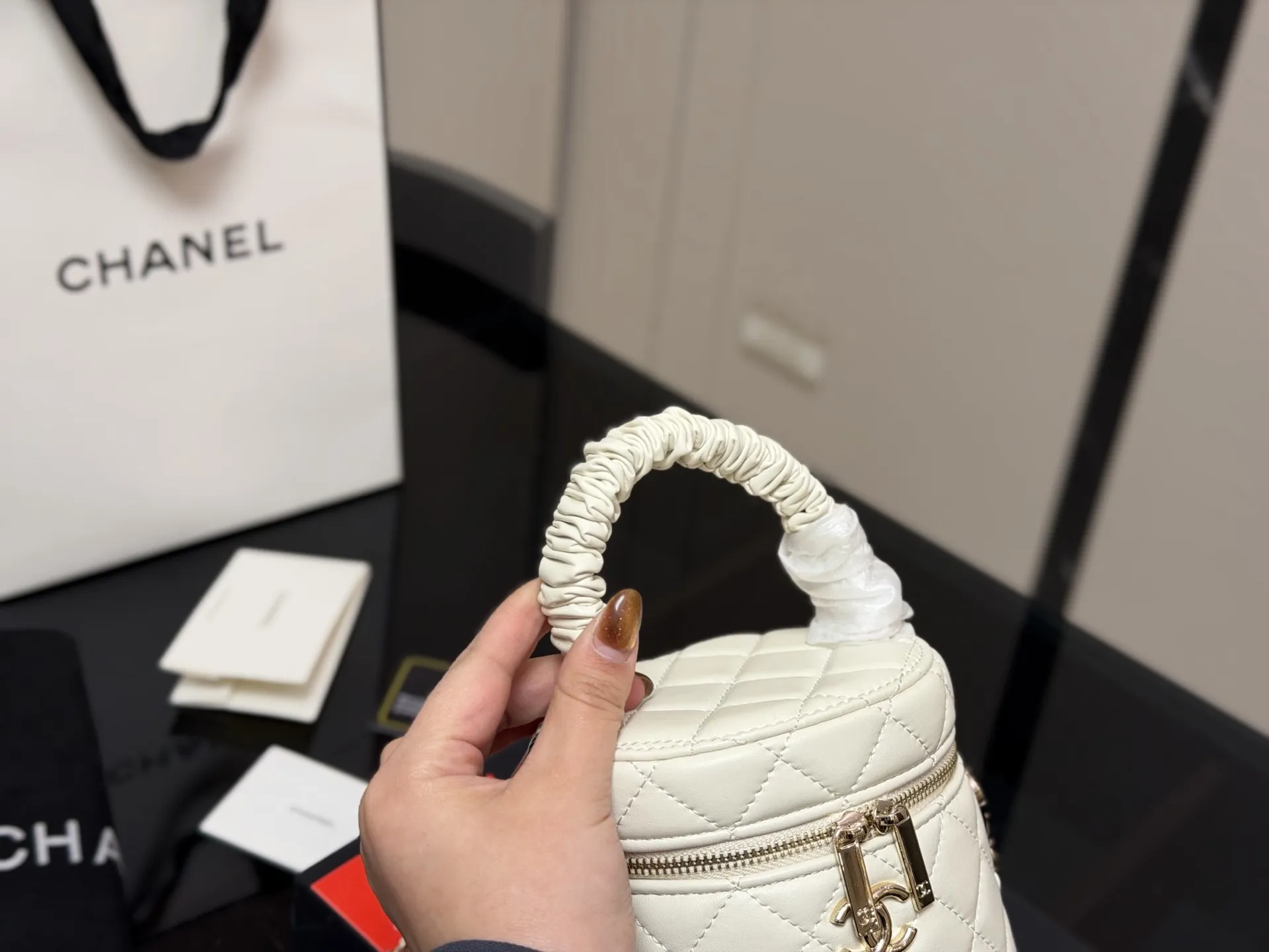 ¥165 折叠盒 香奈儿Chanel 是美到炸裂的水桶包!! 很精致,容量也超级力! 手机纸巾卡 包唇膏绝无问题,精致得不行! 而且.上身效果棒棒的,链子长度刚好, 取东西 超方便 上身效果不错,不挑人,轻巧, 容量大,肯定实用! 尺寸:13.13cm